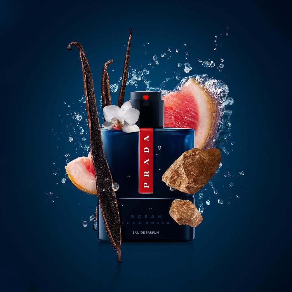 Flacone blu scuro con striscia rossa Prada. Erogatore nero. Ingredienti: vaniglia, orchidea, pompelmo, pietre.