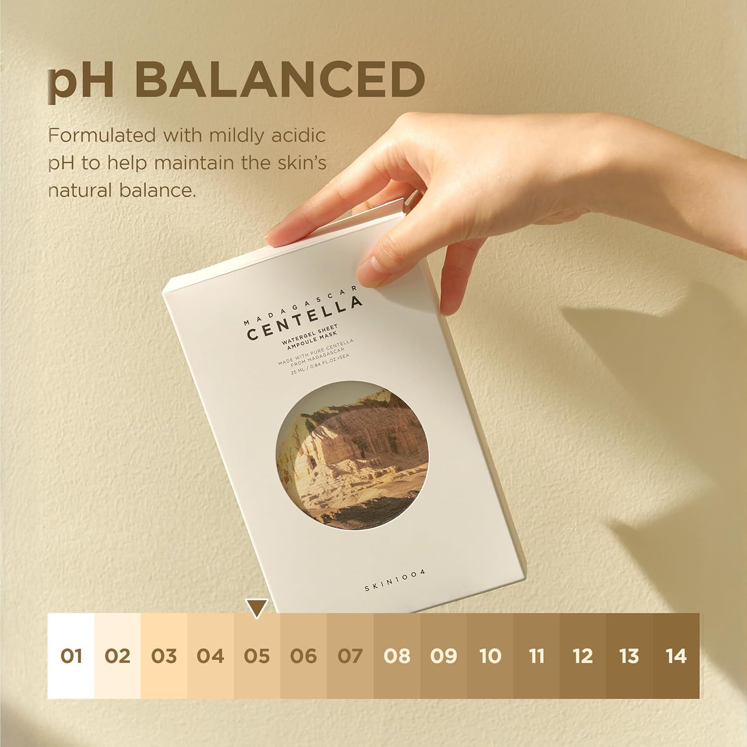 Confezione del prodotto. Testo: pH BALANCED. Mano che tiene la confezione. Scala del pH da 01 a 14.