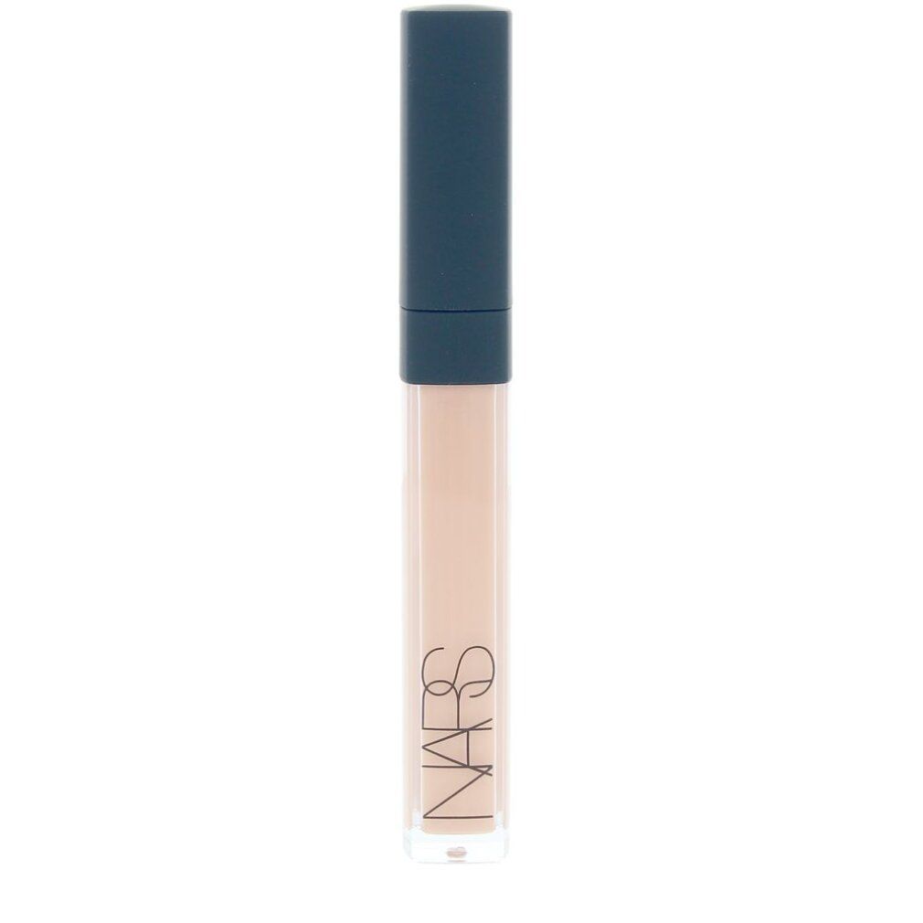 Tubo di correttore beige con tappo blu. Scritta NARS. Su sfondo bianco.