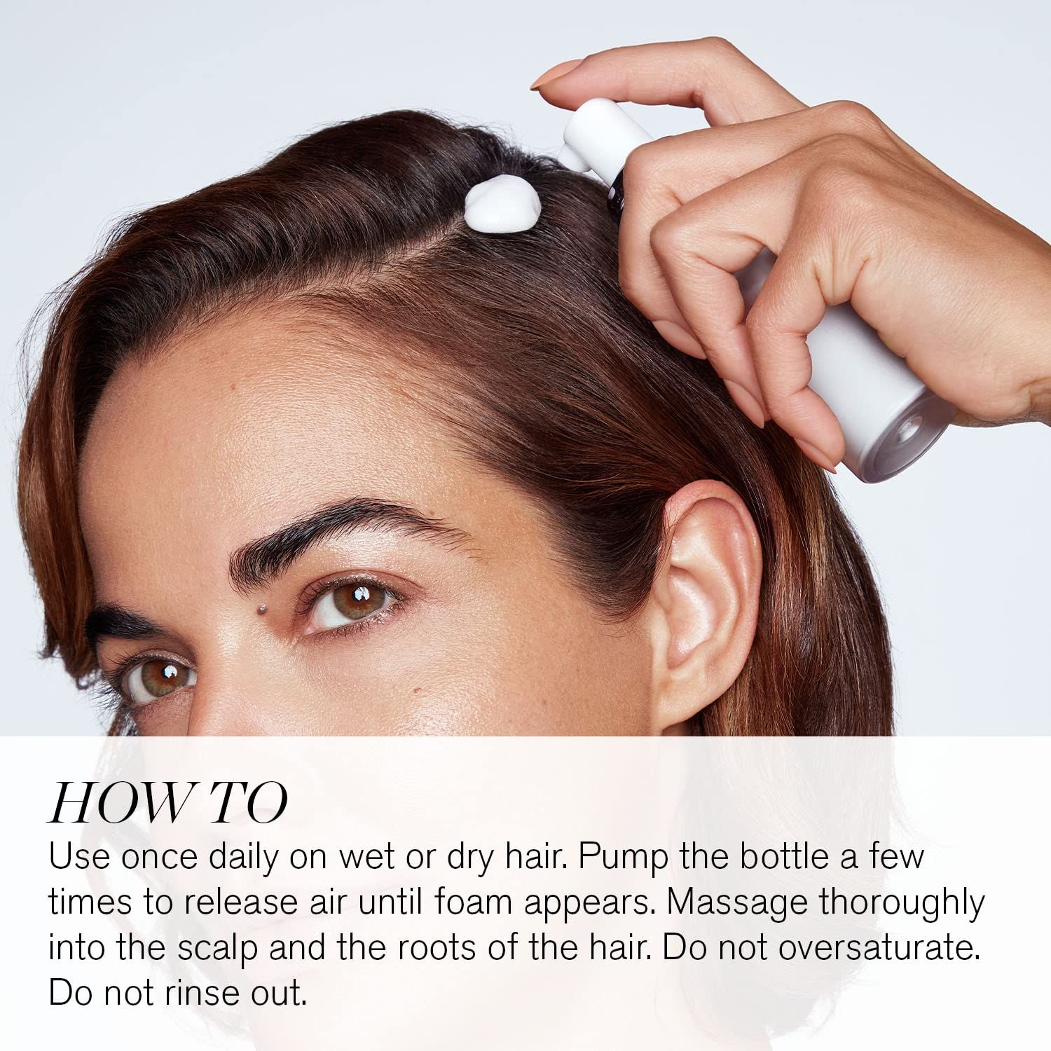 Persona applica il prodotto RevitaLash sul cuoio capelluto. Testo: HOW TO. Istruzioni.