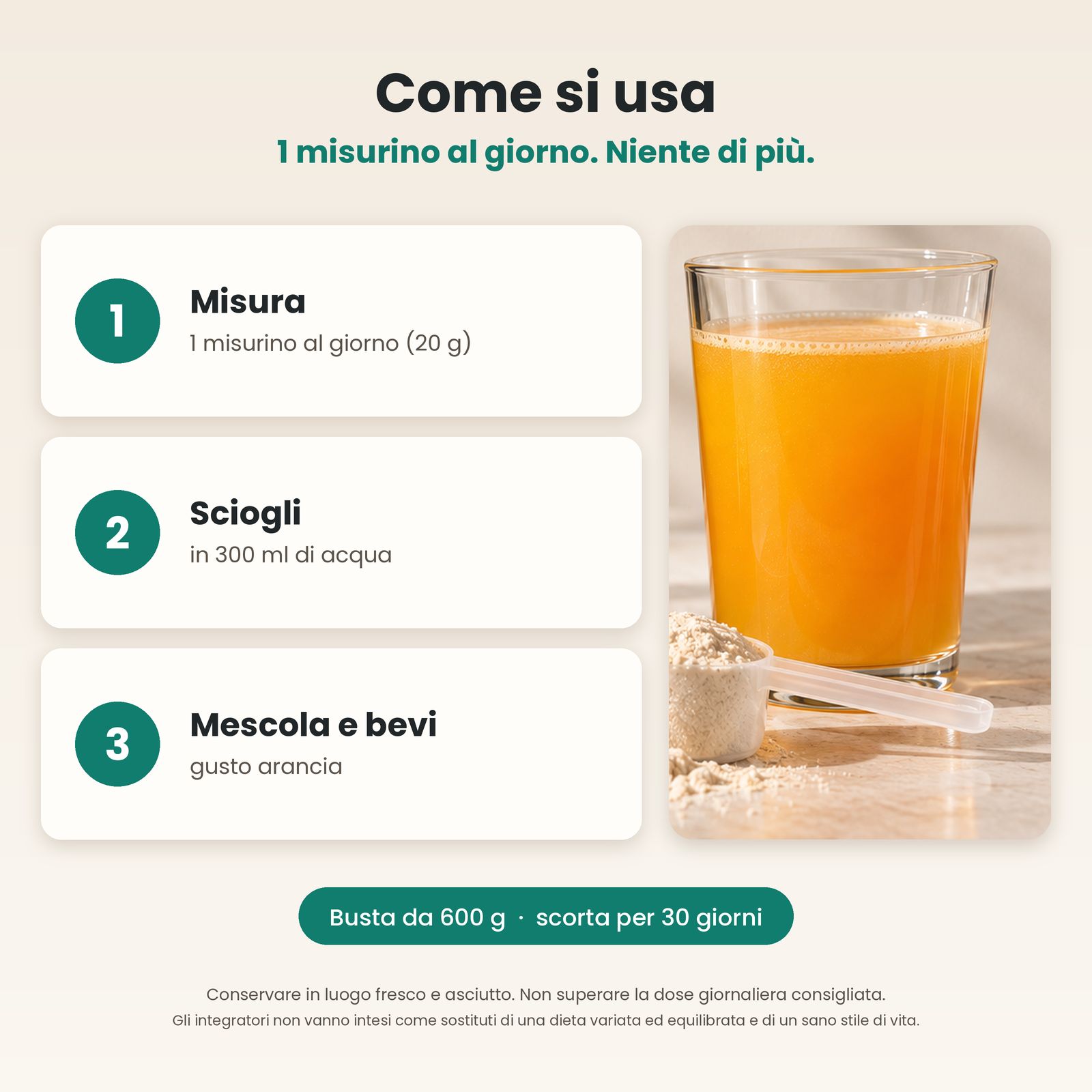 Bicchiere con bevanda arancione e misurino con polvere accanto.
