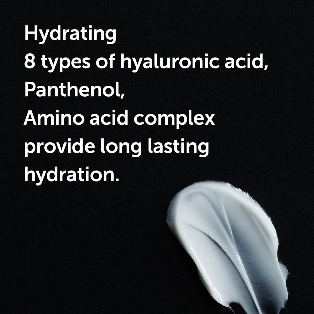 Primo piano di crema bianca su sfondo nero. Testo: Idratante, 8 tipi di acido ialuronico, Pantenolo, complesso di aminoacidi.