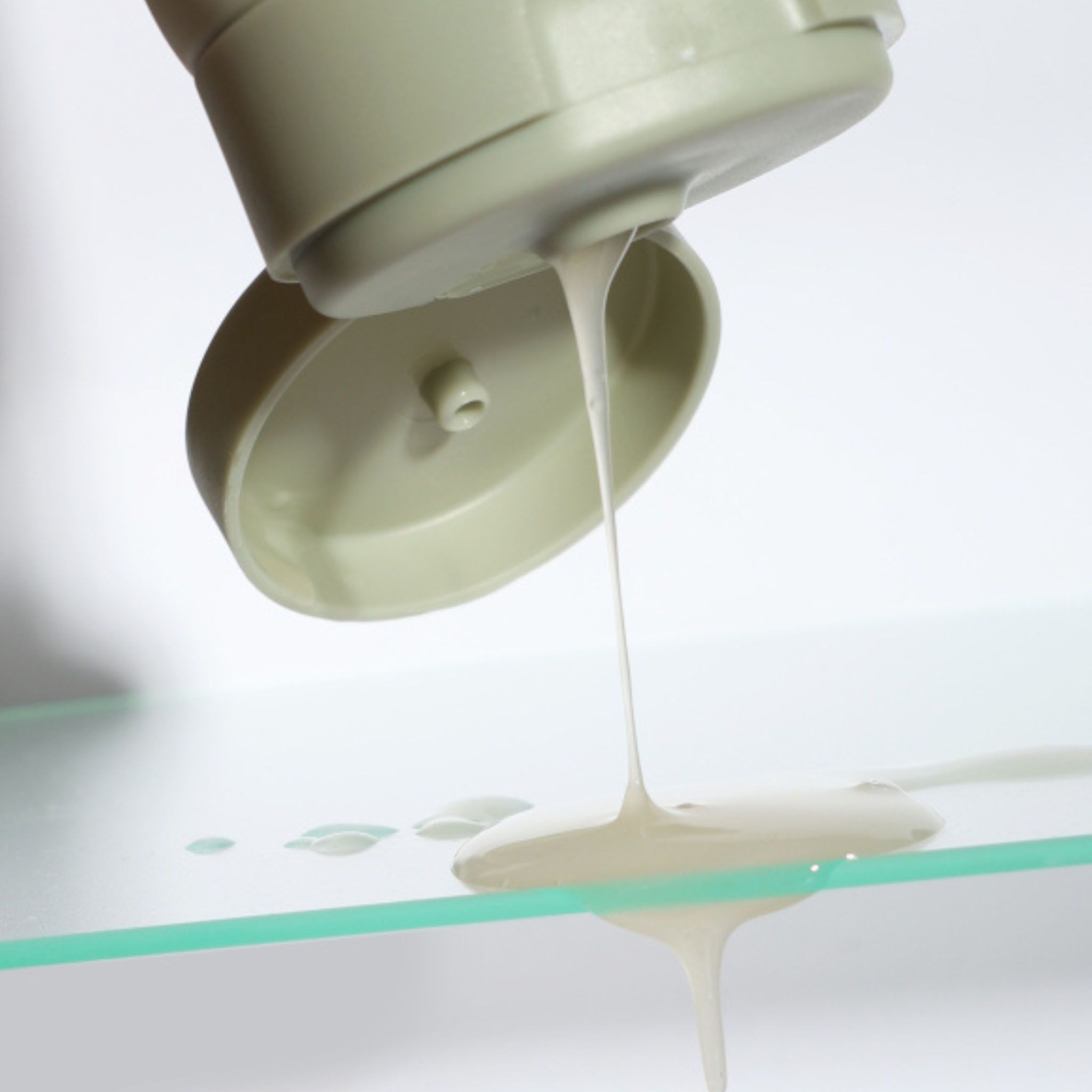 Tubo di crema con SPF 50.