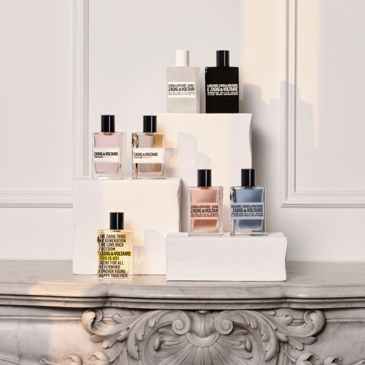 Diversi flaconi di vari colori. Scritta: ZADIG & VOLTAIRE. Posizionati su piedistalli.