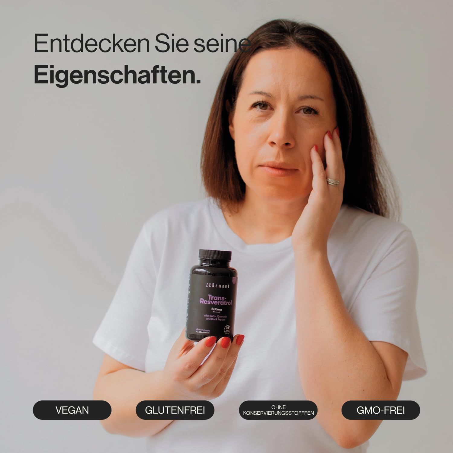 Donna con flacone di capsule Zenement Trans-Resveratrol. Scritte: Vegano, senza glutine, senza conservanti, senza OGM.