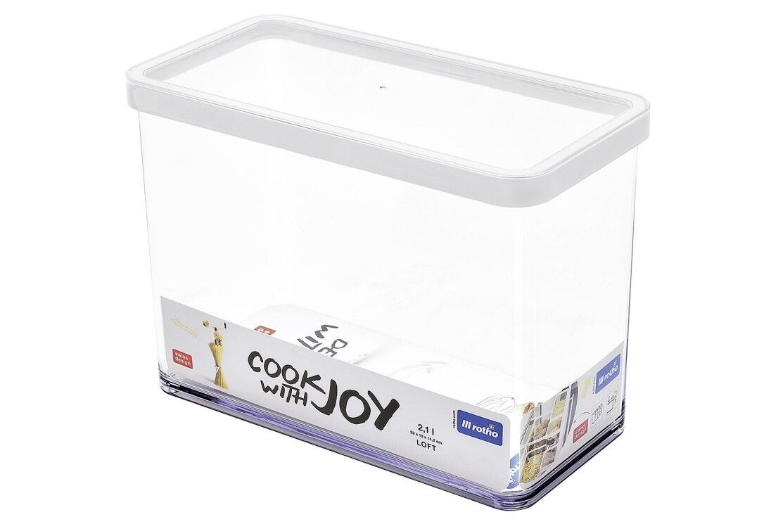 Contenitore trasparente con coperchio bianco. Adesivo con informazioni e scritta COOK WITH JOY.