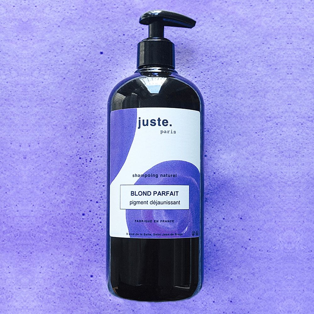 Flacone con dispenser nero, etichetta viola con scritta 'juste. paris blond parfait'.