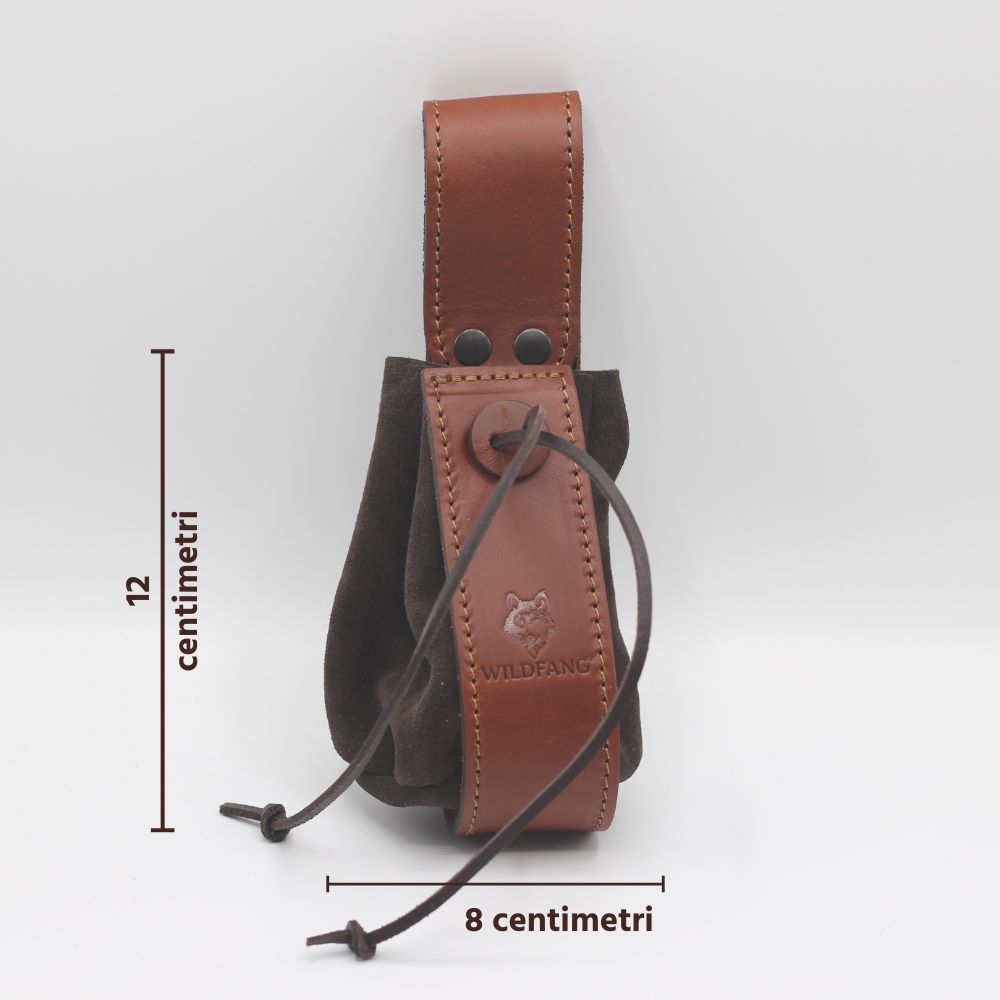 Borsa in pelle marrone con logo Wildfang. Dimensioni: 12 cm di altezza, 8 cm di larghezza. Con coulisse.