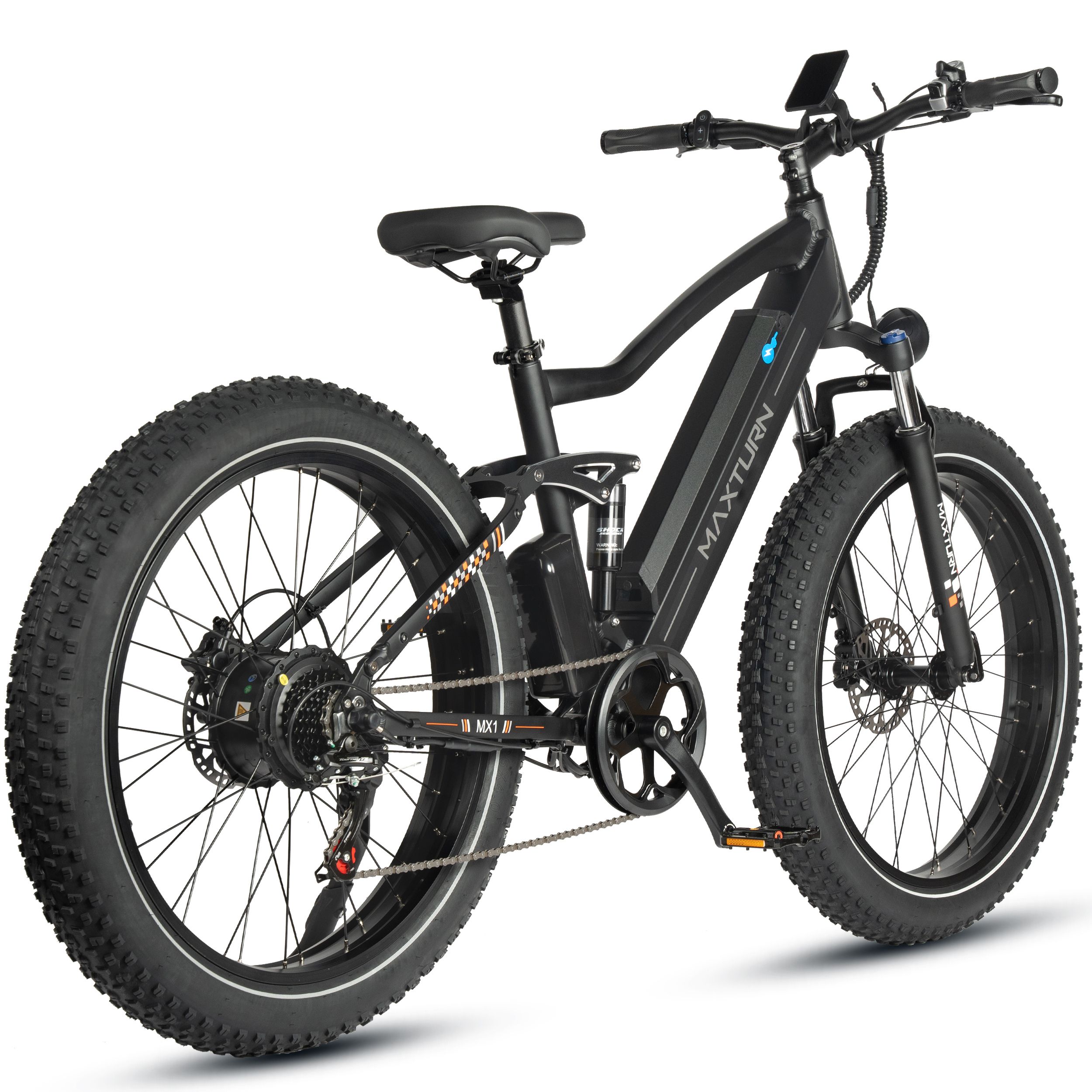 Bicicletta elettrica nera con pneumatici larghi. Logo MAXTURN sul telaio. Faro e display visibili.