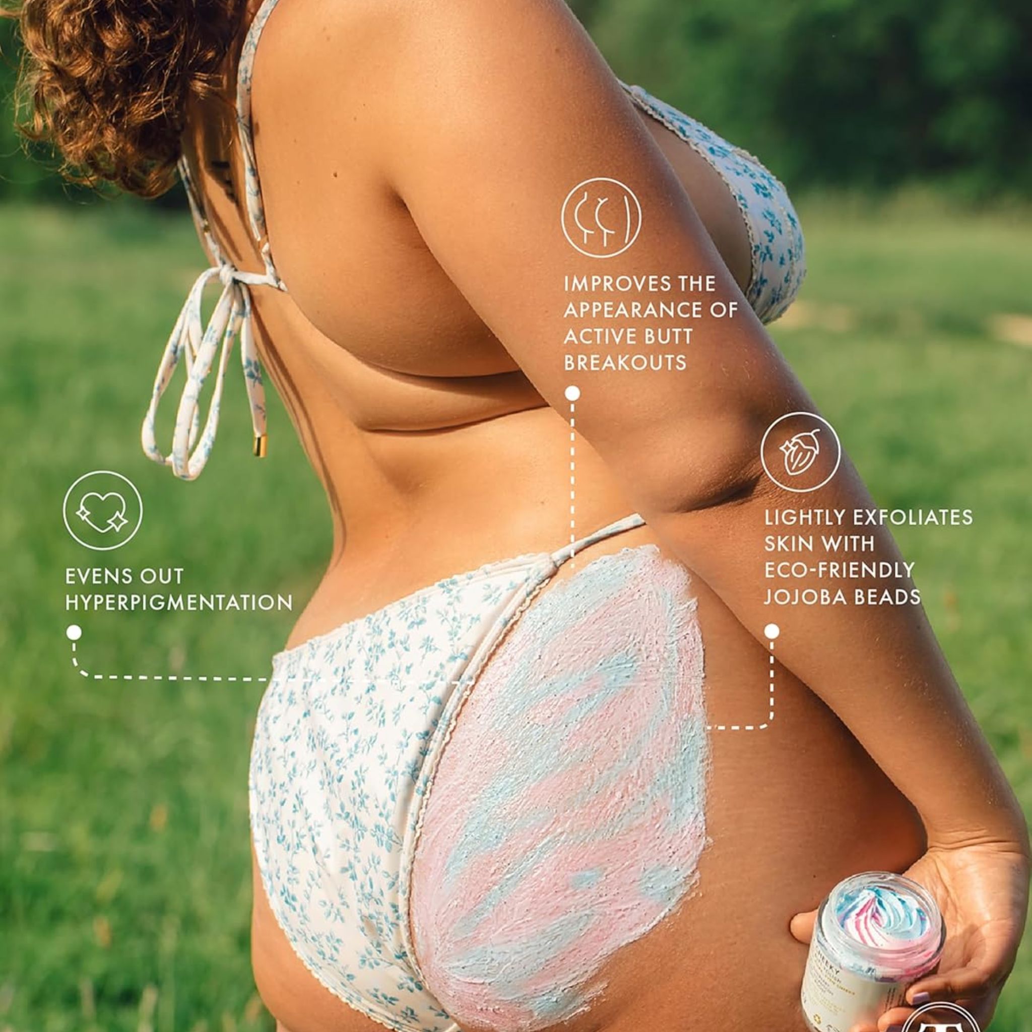 Persona con prodotto sui glutei. Prodotto rosa e blu in un barattolo di vetro.
