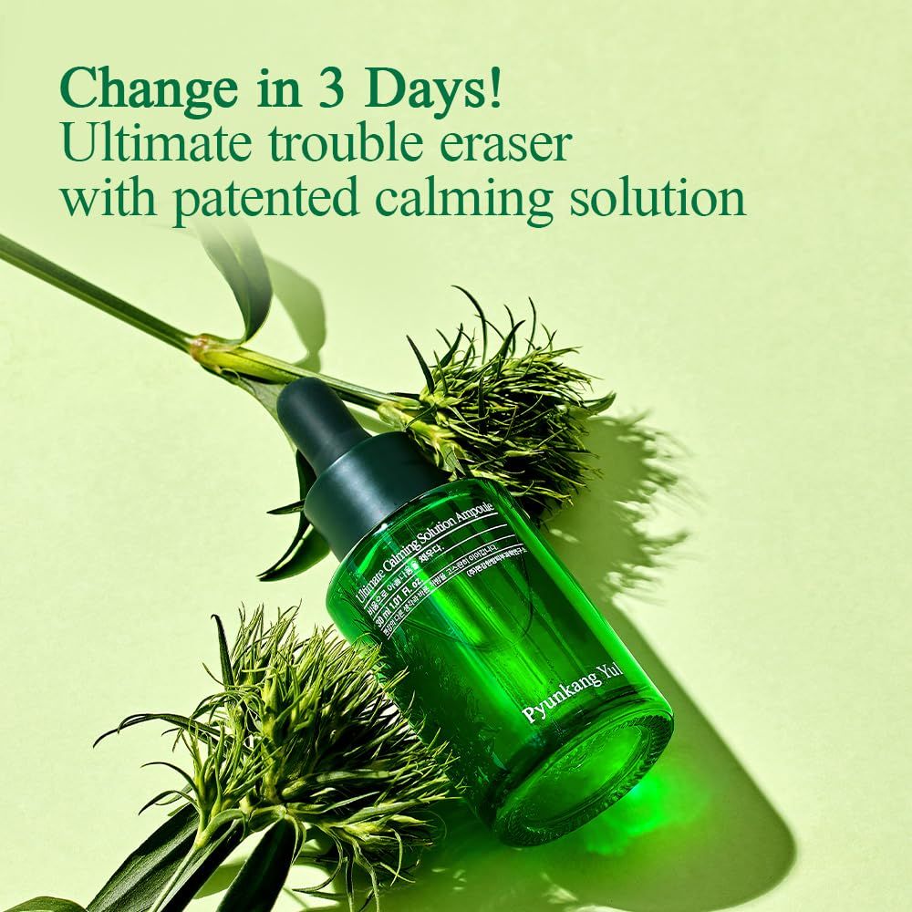 Flacone verde con contagocce, circondato da piante verdi. Testo: Ultimate trouble eraser, calming solution, Pyunkang Yul.