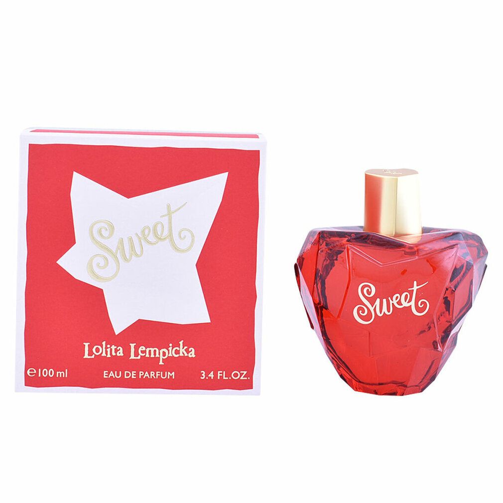 Flacone rosso a forma di cuore con tappo dorato. Accanto, la confezione con la scritta Sweet. Eau de Parfum.