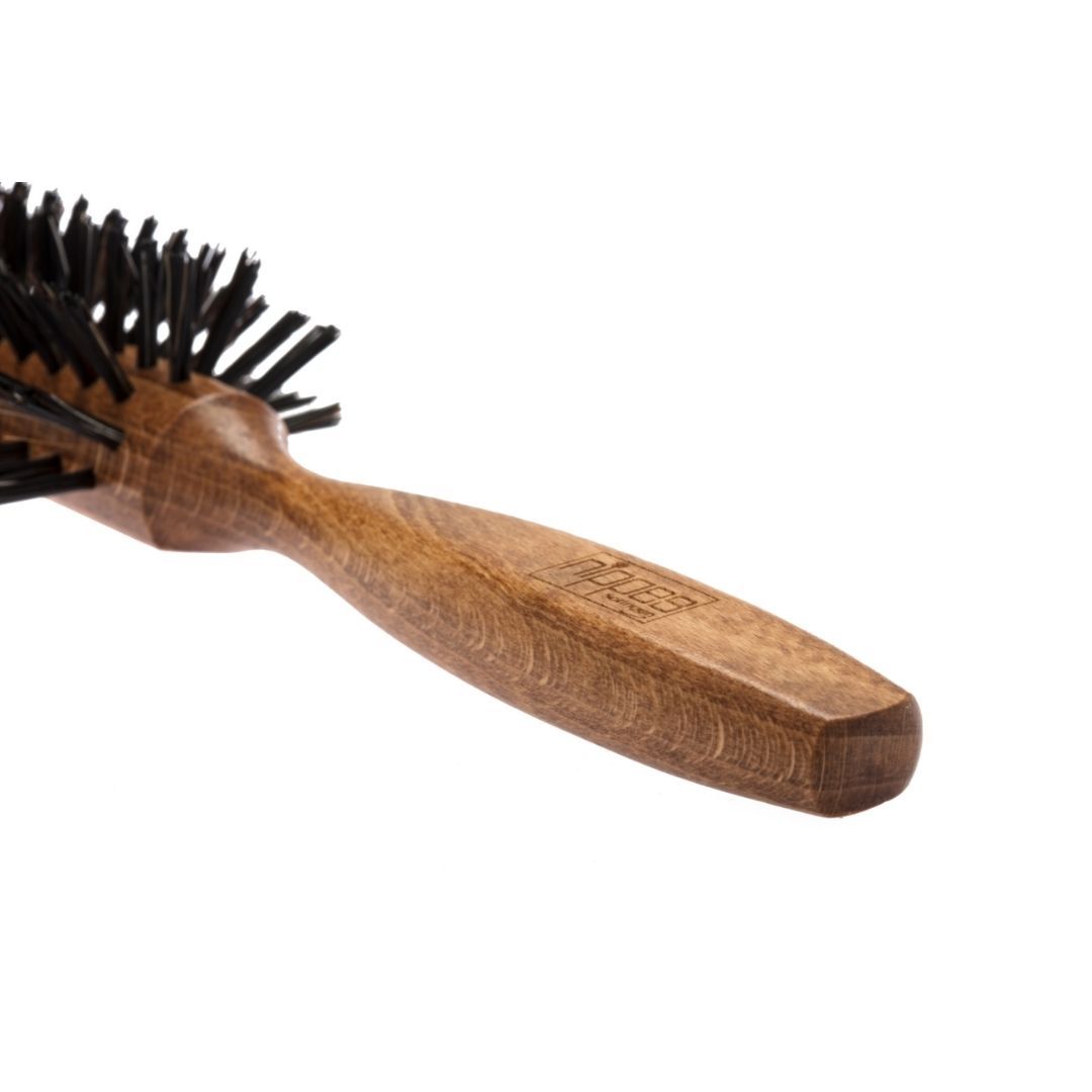 Spazzola per capelli semirotonda, manico in legno. Setole miste crine di cavallo/nylon. Manico con logo. Faggio marrone. Primo piano, prospettiva diagonale.
