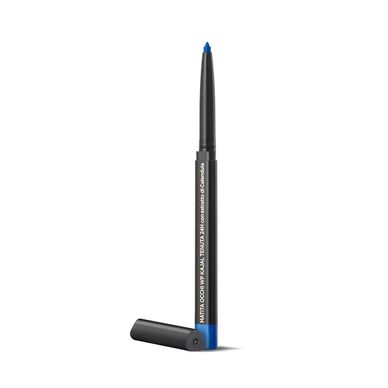 Matita occhi kajal blu, fusto nero, cappuccio aperto. Testo: Matita occhi WP Kajal Tenuta 24H con estratto di Calendula.