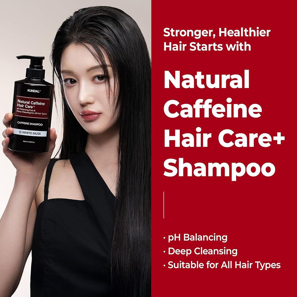 Donna con lunghi capelli neri tiene una bottiglia di KUNDAL Natural Caffeine Hair Care+ Shampoo.