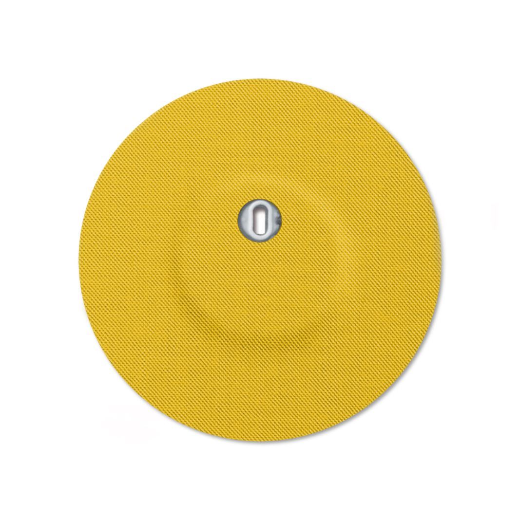 Cerotto di fissaggio giallo con foro di ventilazione e parte metallica centrale. Design rotondo.
