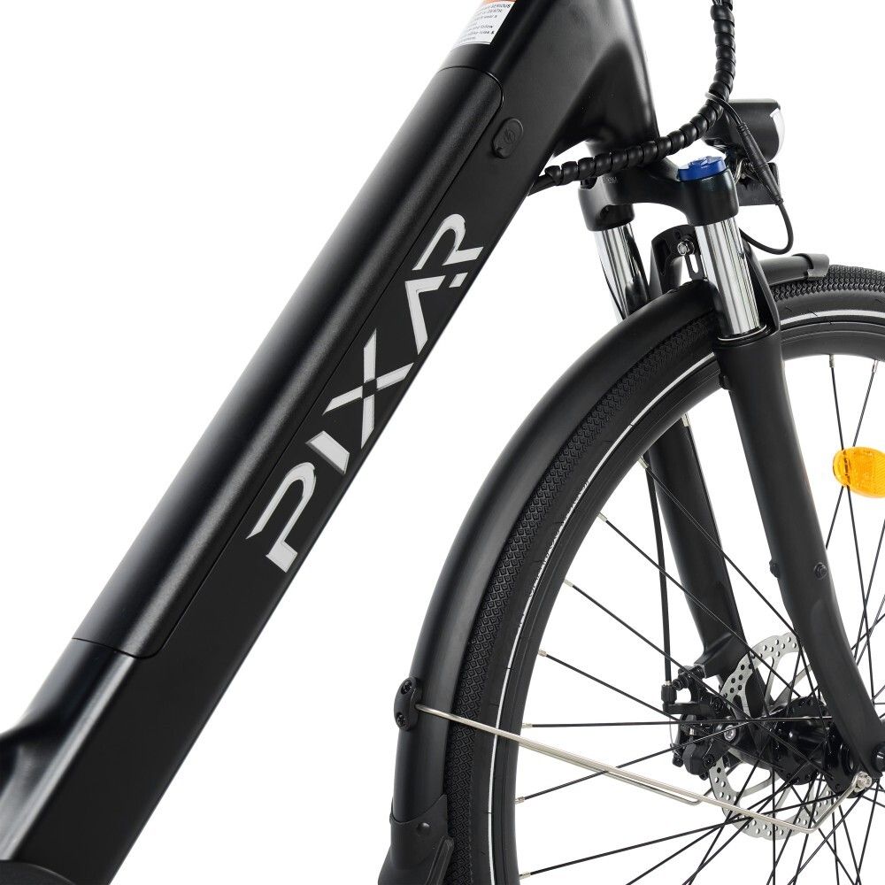 Primo piano del telaio di una bicicletta elettrica nera con la scritta PIXAR. Sono visibili anche la ruota anteriore e il parafango.