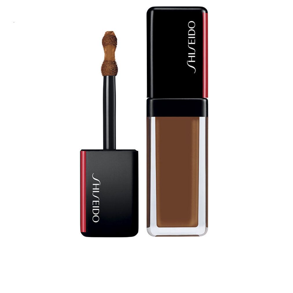 Correttore Shiseido Synchro Skin. Liquido marrone scuro in flacone rettangolare. Tappo nero con accento rosso. Applicatore visibile.