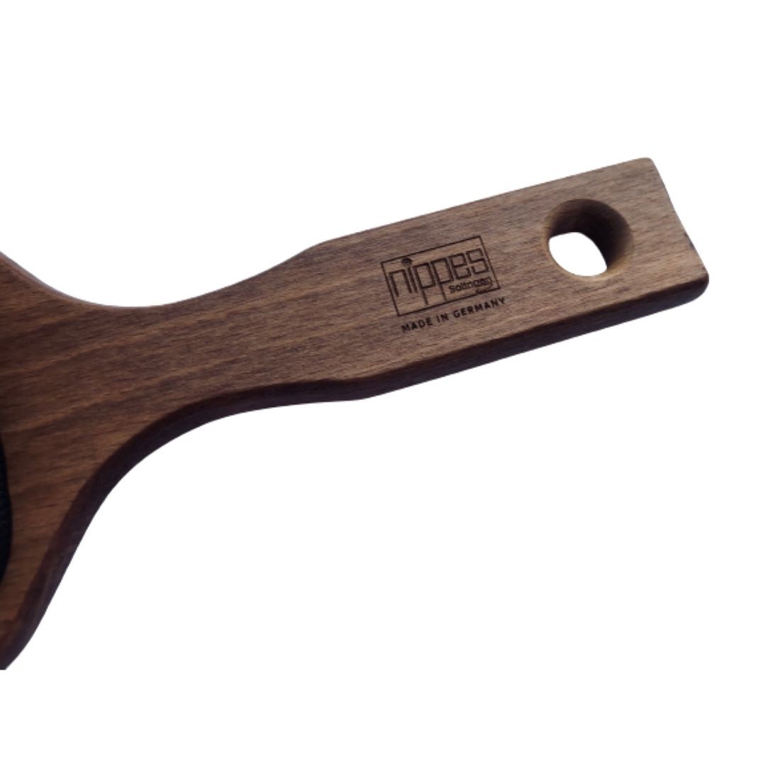 Dettaglio del manico in legno di una spazzola per capelli. Marchio Nippes, Made in Germany.