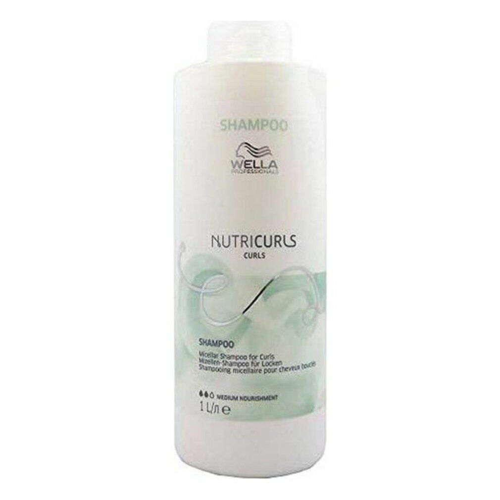Grande flacone di shampoo bianco con etichetta verde. Scritta "Nutricurls Curls" e "Shampoo".
