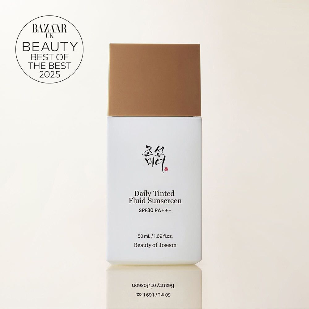 Flacone di protezione solare con il badge "Bazaar Beauty Best of the Best 2025".
