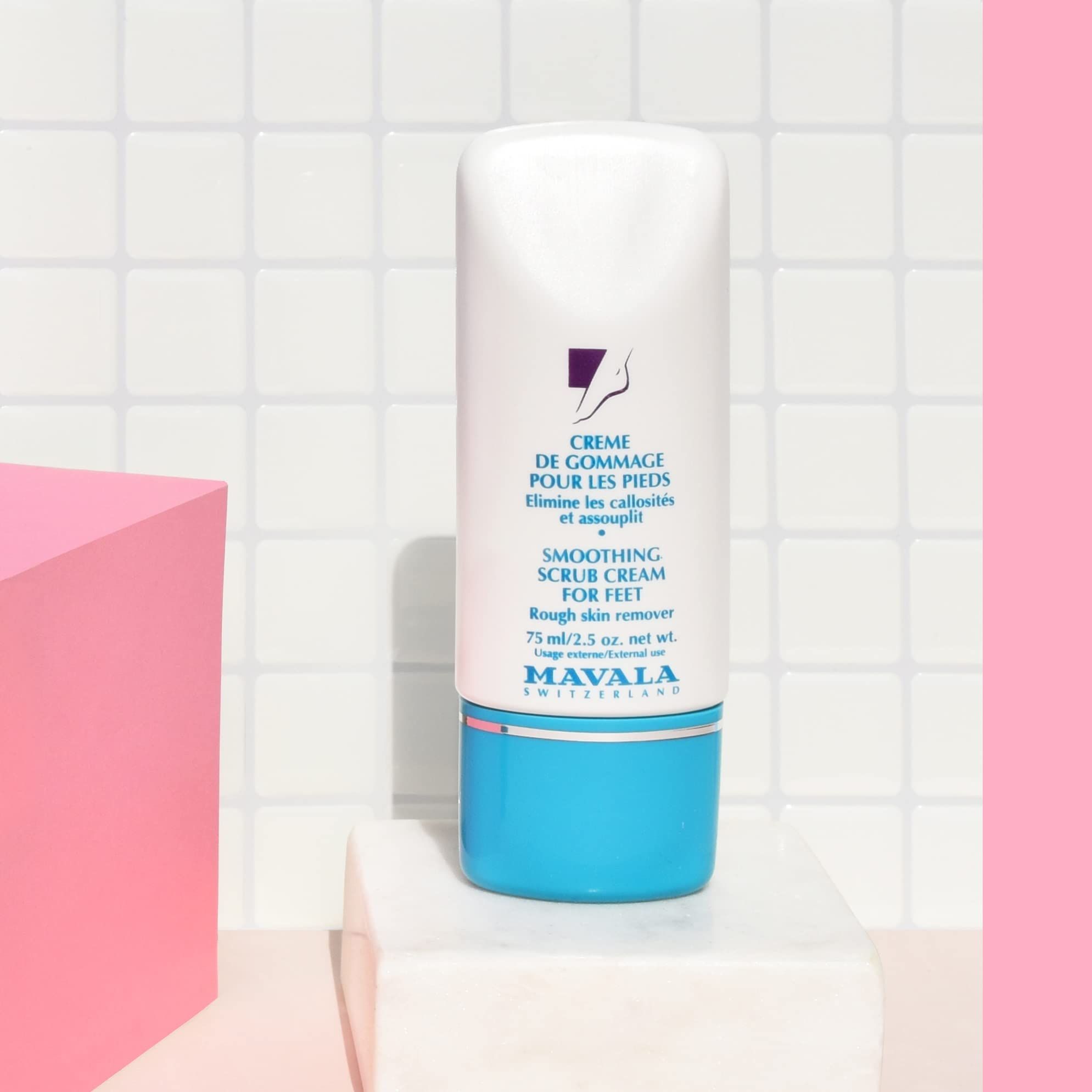 Tubo di crema. Testo: Crème de gommage pour les pieds, Smoothing Scrub Cream for Feet. Marchio: Mavala. Base blu.