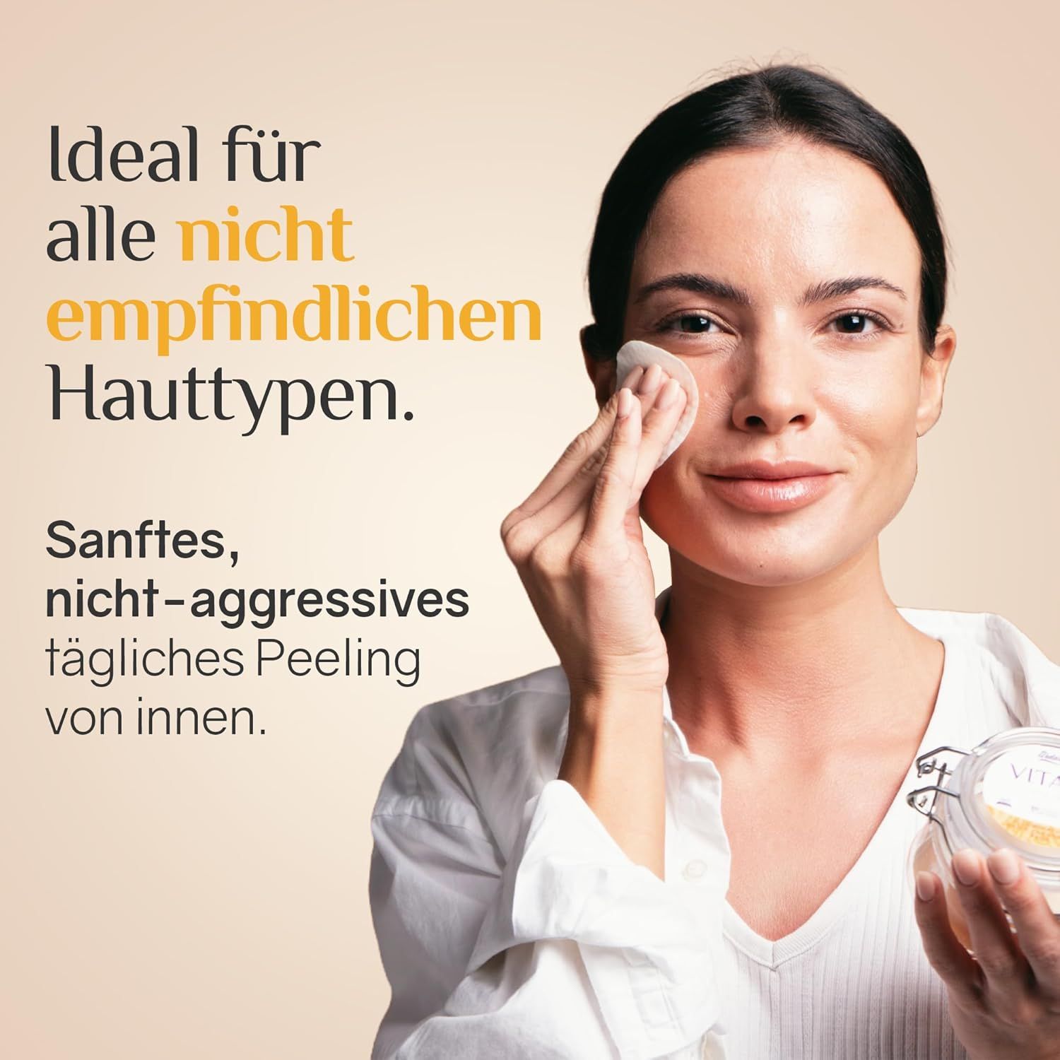 Donna usa un dischetto. Testo: Ideale per tutti i tipi di pelle non sensibili.