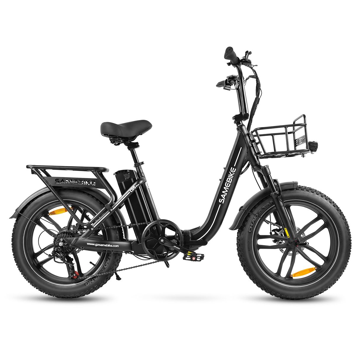 E-bike SAMEBIKE C05 Pro nera con cestino, portapacchi e pneumatici larghi. Marchio visibile.