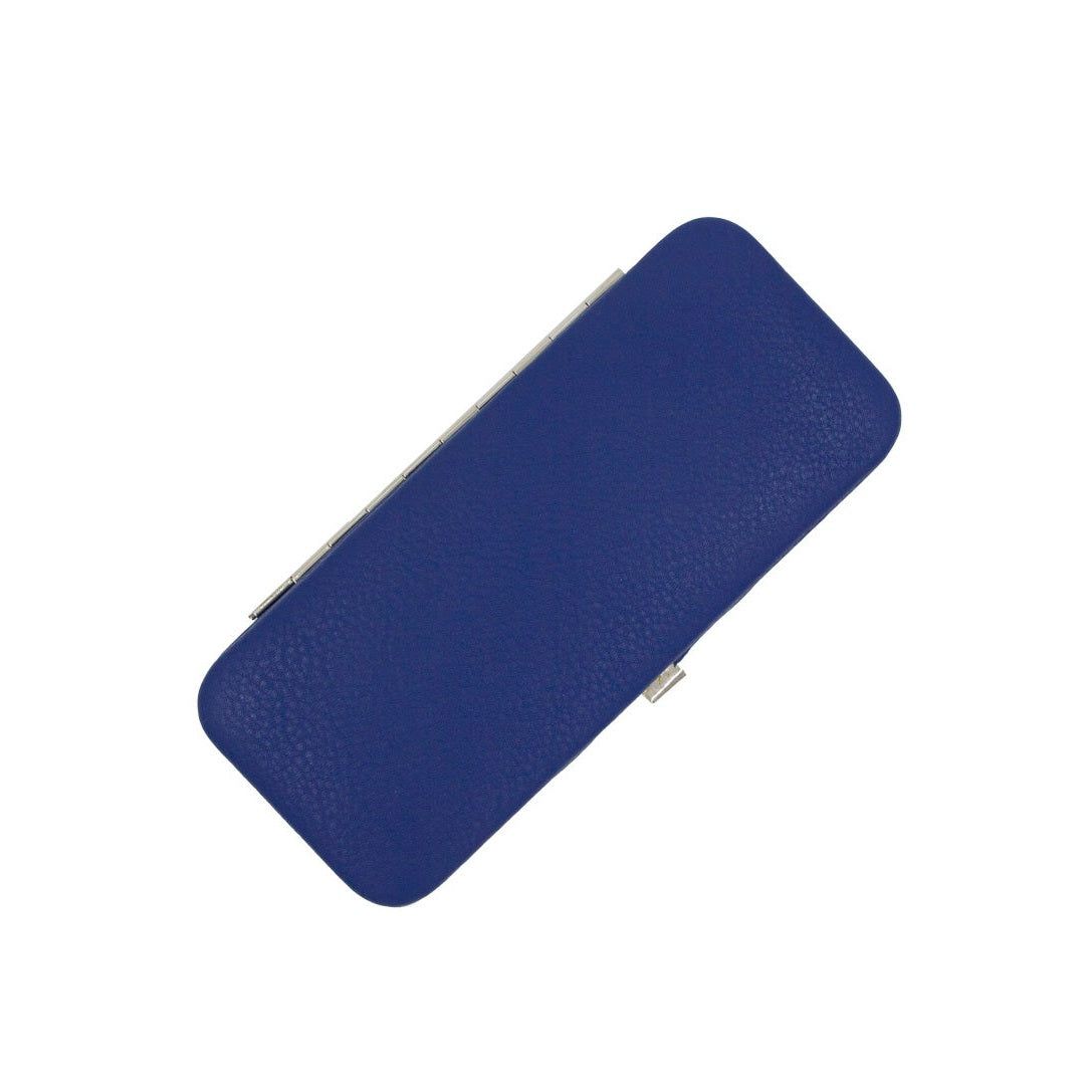 Astuccio manicure in similpelle blu, chiuso. Forma rettangolare con chiusura argentata.