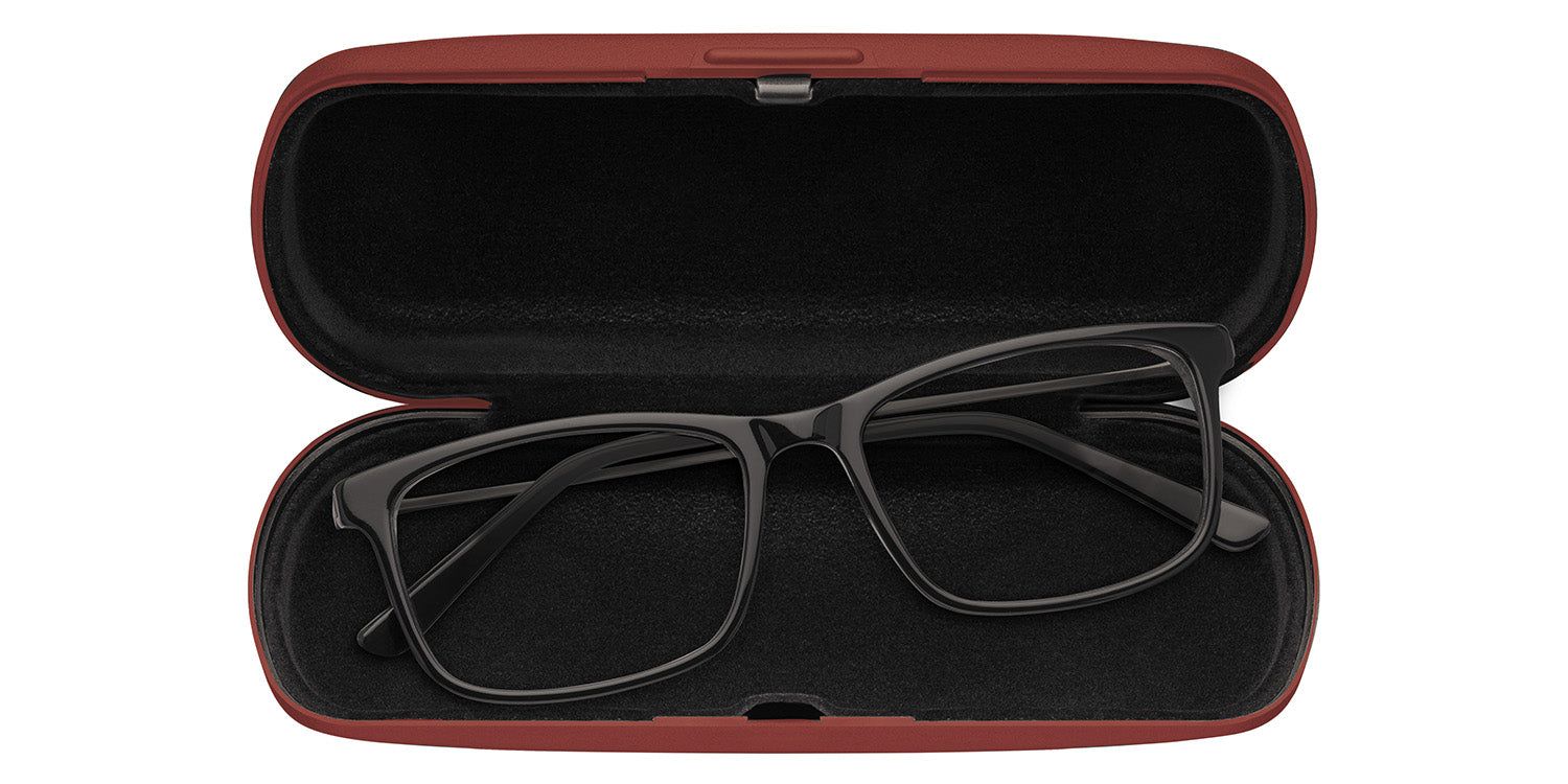 Astuccio per occhiali rosso aperto con occhiali. Montatura nera, lenti rettangolari. Fodera nera.