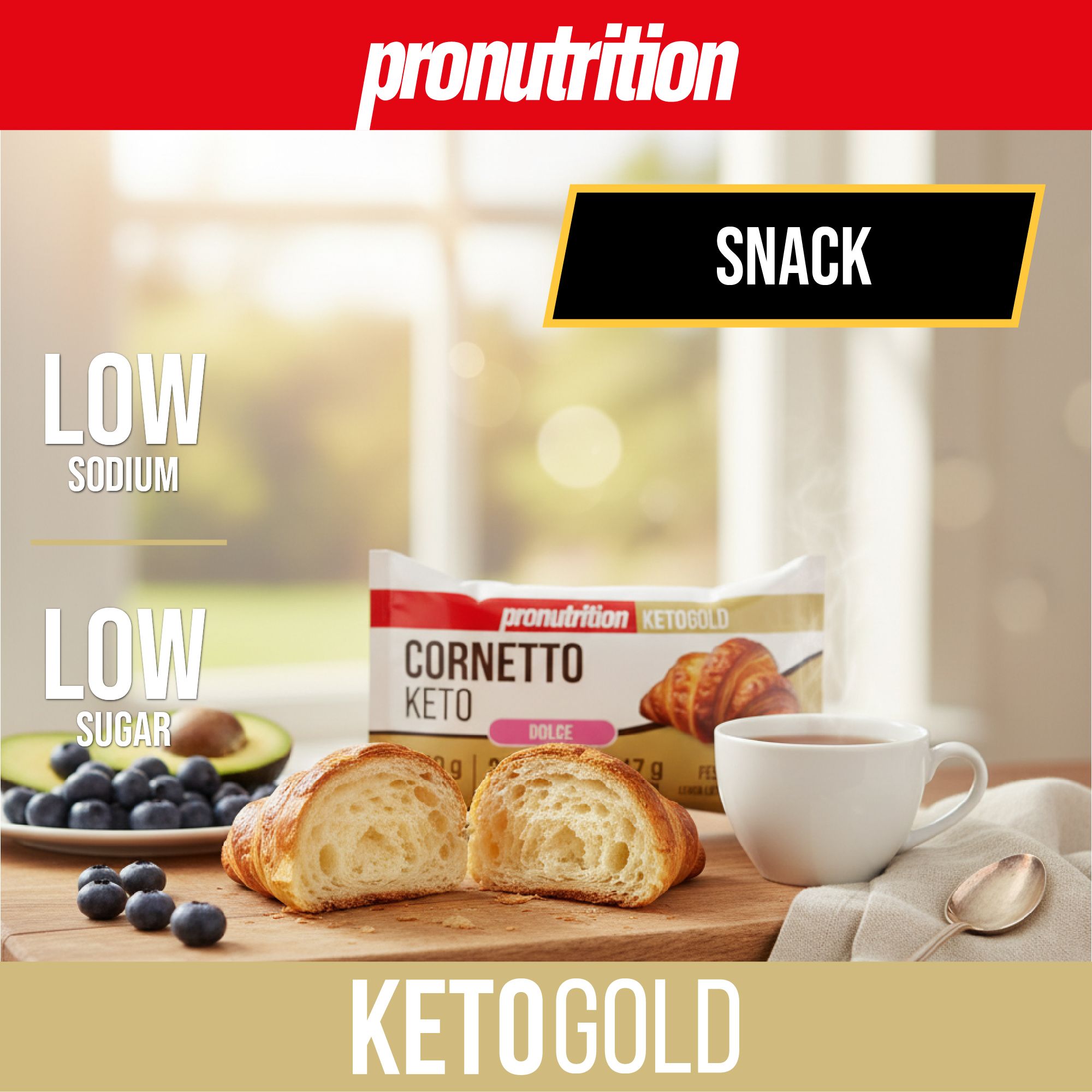 Cornetto Keto a metà su tagliere. Mirtilli, avocado, tazza. Scritta: SNACK, KETOGOLD.