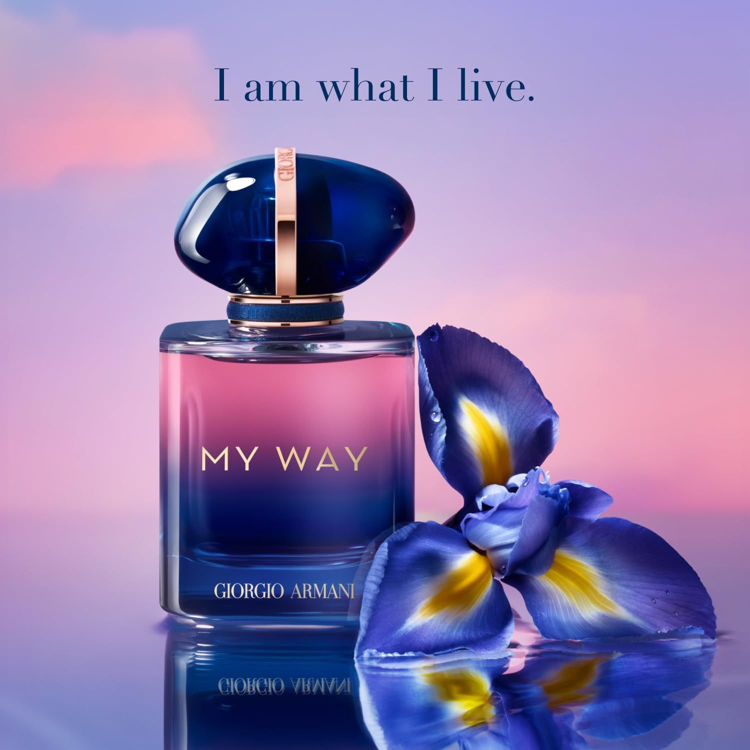 Flacone di profumo con tappo blu e scritta "MY WAY". Visibile anche "Giorgio Armani". Sfondo con fiori.