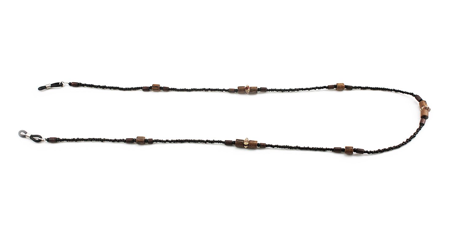 Catenina per occhiali con perline nere e perline di legno. Supporti per occhiali in metallo. Sfondo bianco.