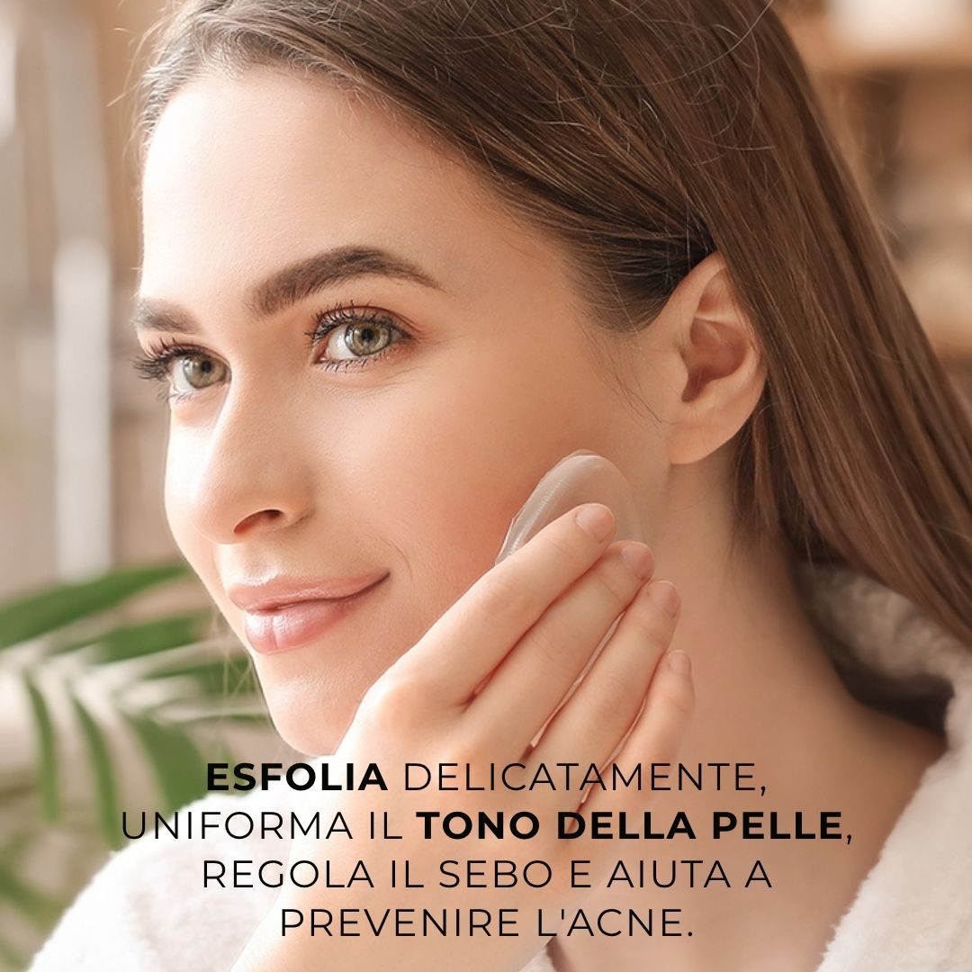 Donna con dispositivo per la cura della pelle. Testo: Esfolia delicatamente, uniforma il tono della pelle, regola il sebo e previene l'acne.