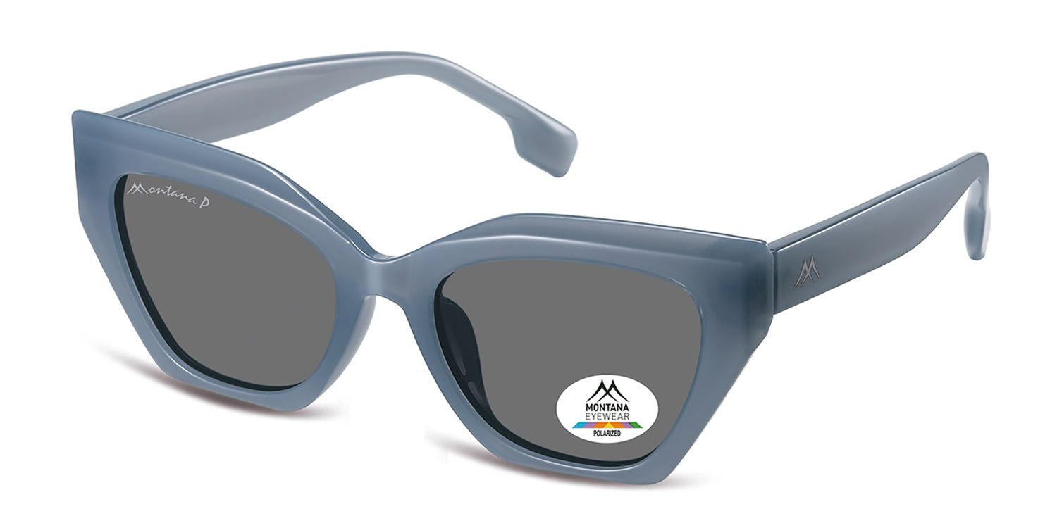 Occhiali da sole blu con lenti scure. Logo Montana Eyewear sulla lente. Lente polarizzata. Forma a occhi di gatto. Vista prospettica.