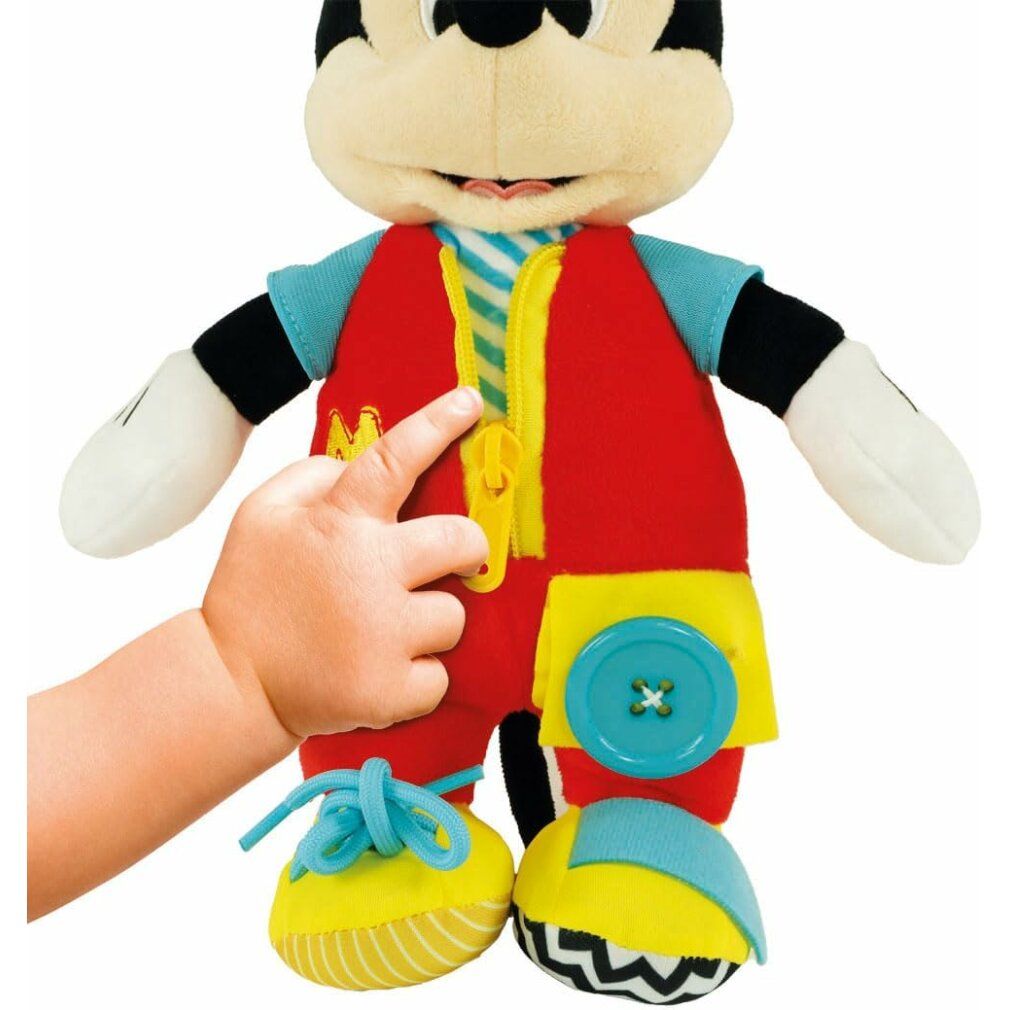 Mano che apre la cerniera del peluche di Topolino. Salopette rossa con cerniera gialla. Lacci blu su scarpe gialle.