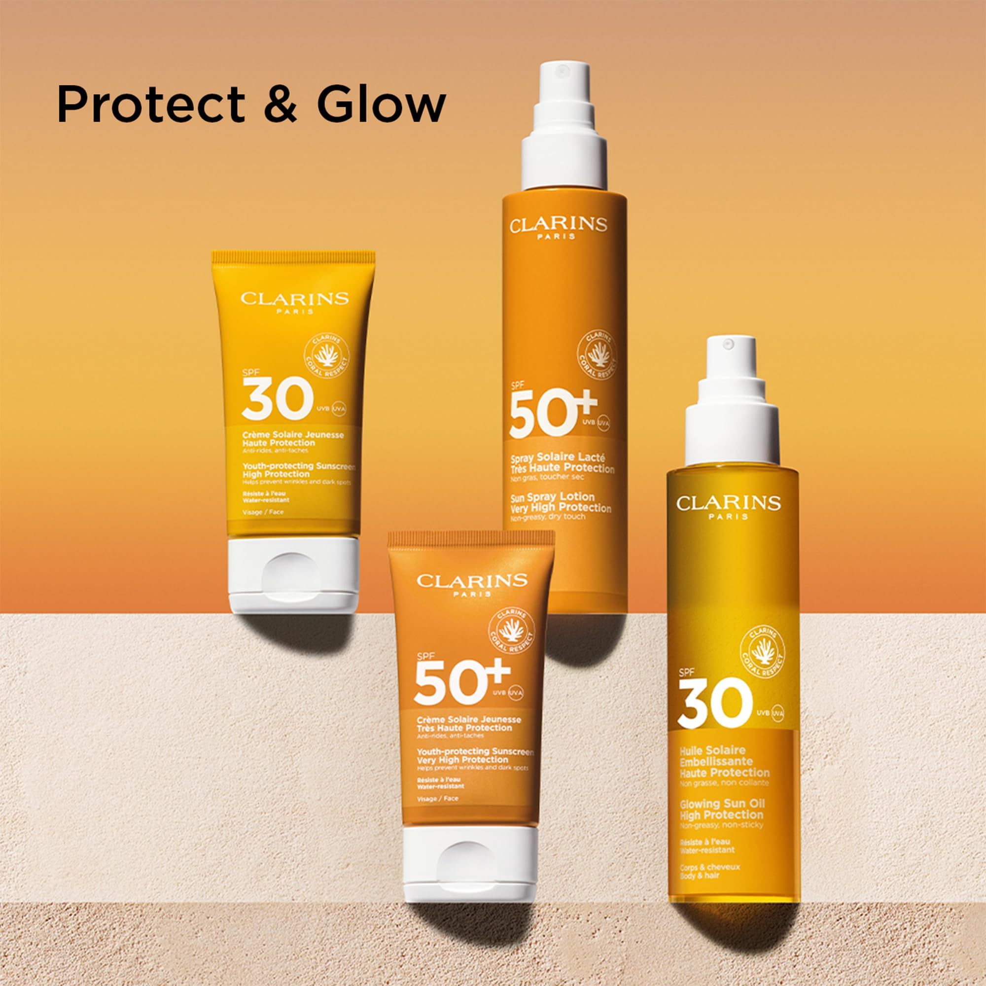Diversi prodotti solari. Tubi e spray. Scritta: Clarins, SPF 30, SPF 50+. Testo: Protect & Glow.