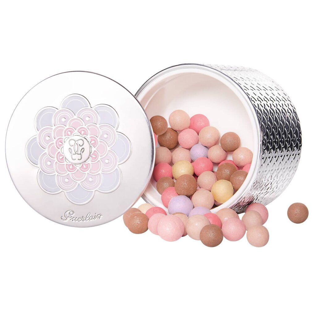 Barattolo aperto con perle, alcune perle accanto. Coperchio con design floreale. Testo: Guerlain. Perle rosa, lilla, gialle e marroni.