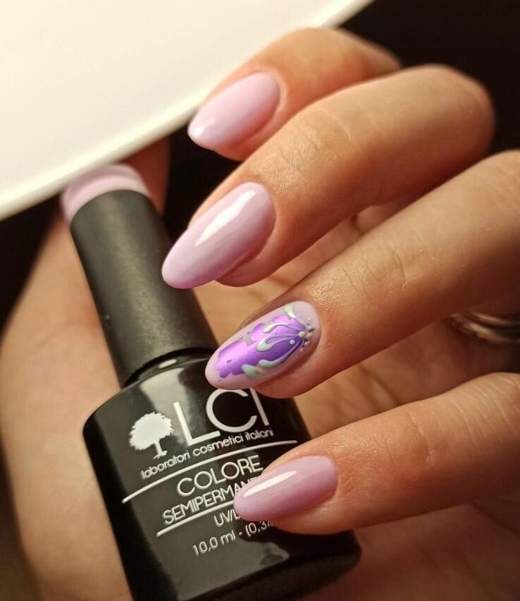 Flacone di smalto e unghie smaltate. Smalto rosa glitterato. Scritta: LCI, Colore Semipermanente, UVLED 10,0 ml.