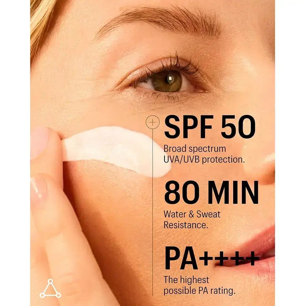 Primo piano del viso. Testo: SPF 50, protezione UVA/UVB, 80 MIN resistenza all'acqua, PA++++.