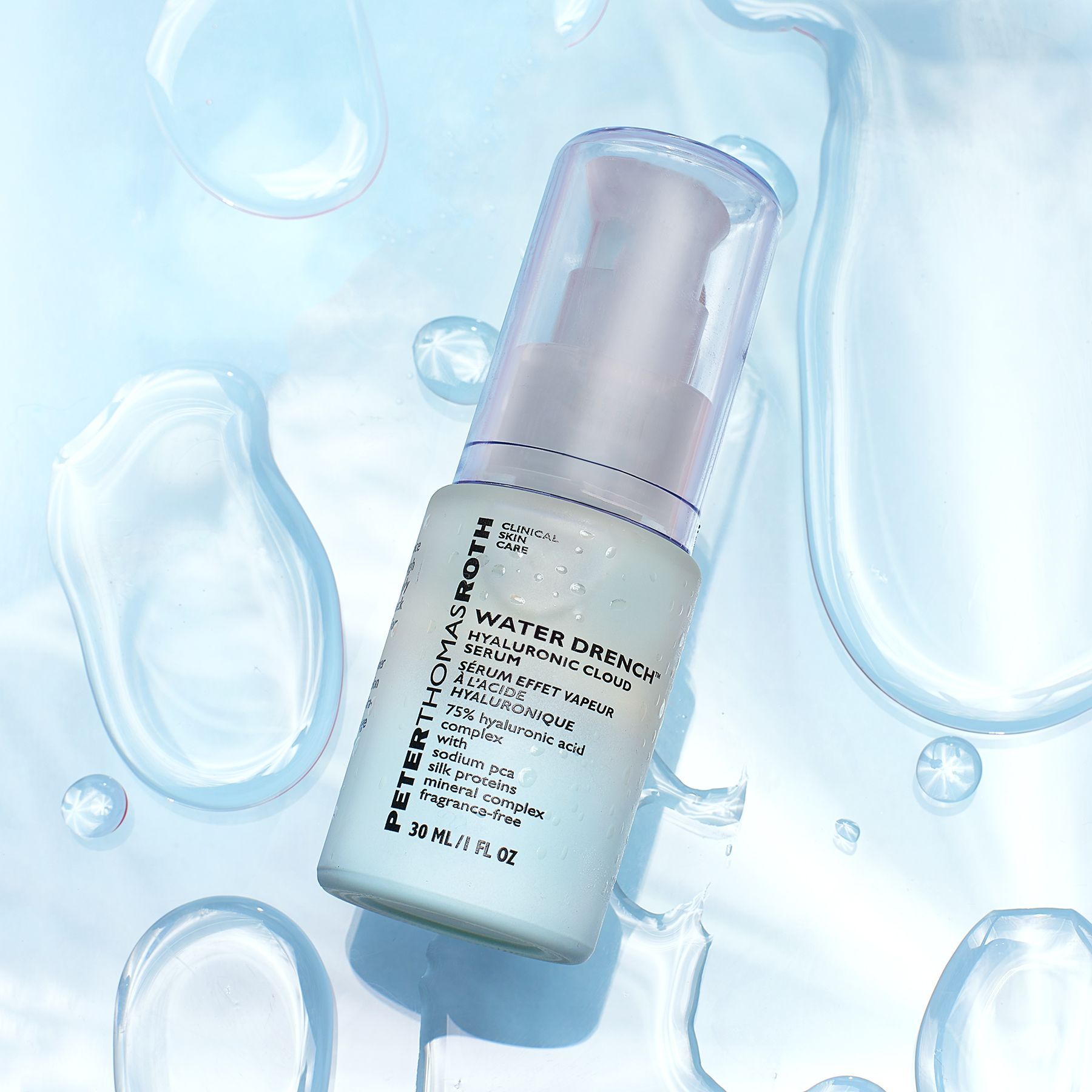 Flacone trasparente con pompa. Scritta: Water Drench Hyaluronic Cloud Serum. Testo blu e bianco. 30 ml. Su sfondo blu.