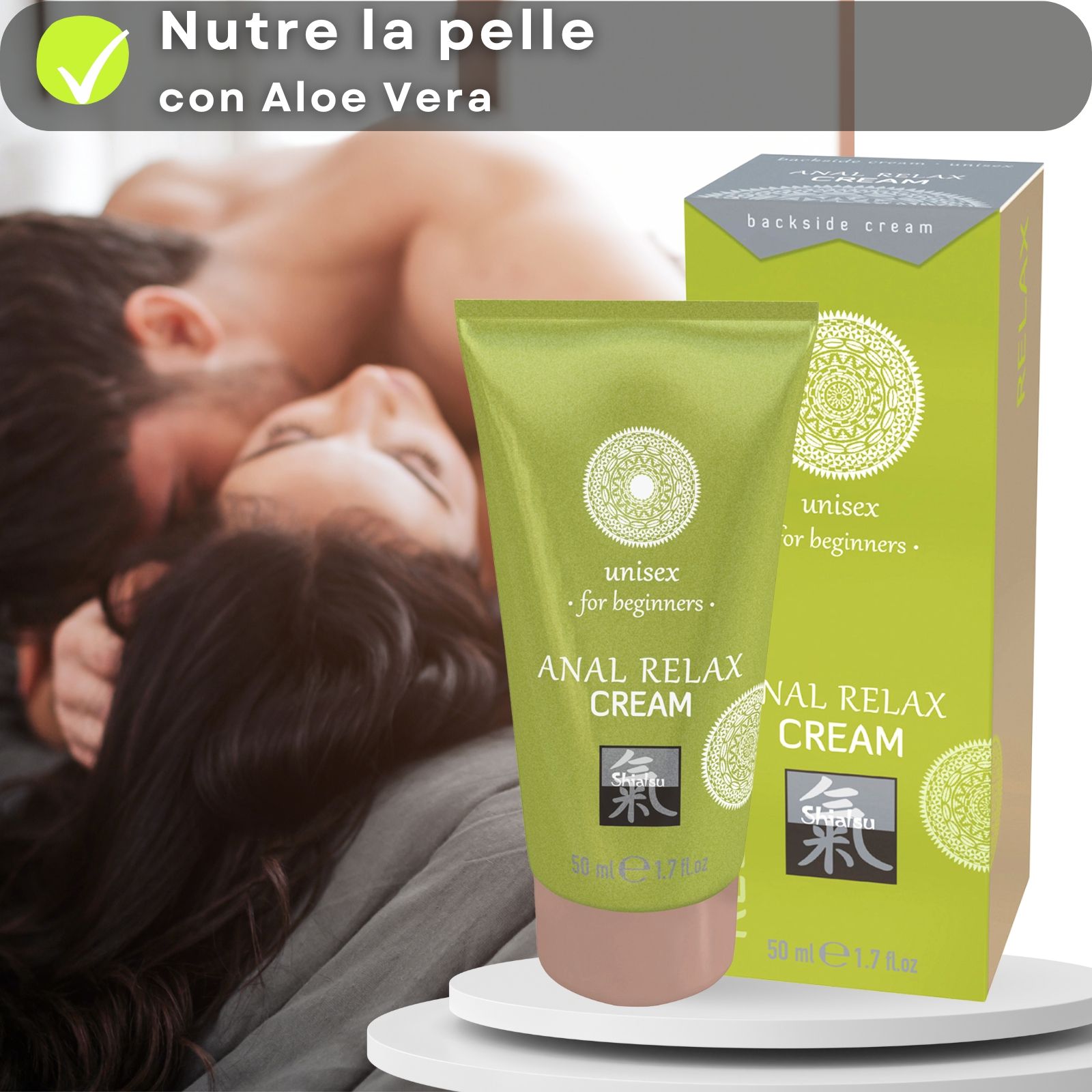 Tubo e scatola verdi. Testo: ANAL RELAX CREAM, unisex for beginners. Logo. Tappo rosa. 50 ml. Coppia sullo sfondo.