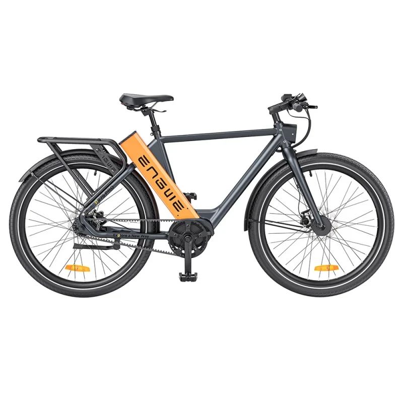 E-bike grigio scuro con batteria arancione. Pneumatici neri, portapacchi, parafanghi. Marchio ENGWE sulla batteria.
