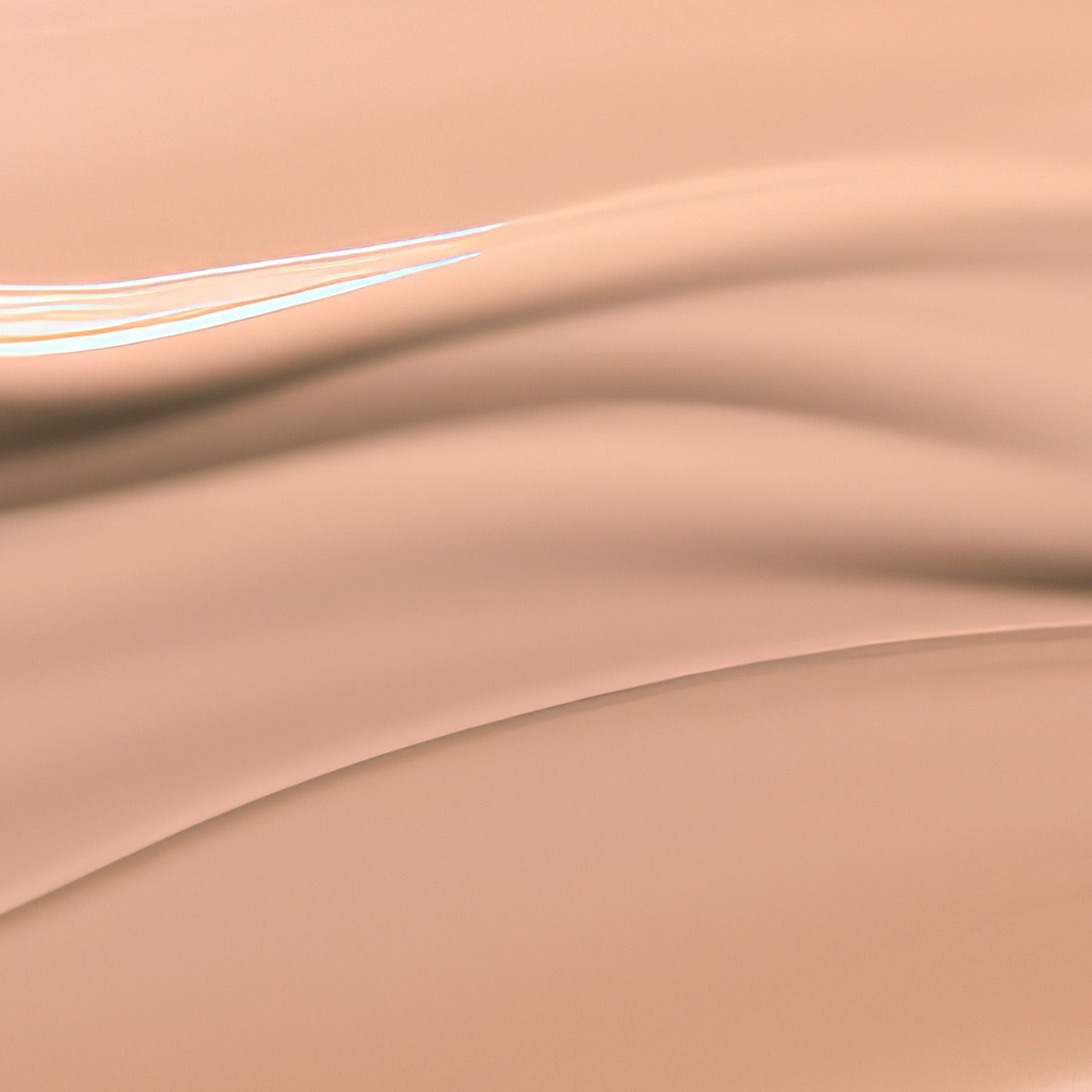 Trucco color pelle applicato a onde. Riflessi lucidi.