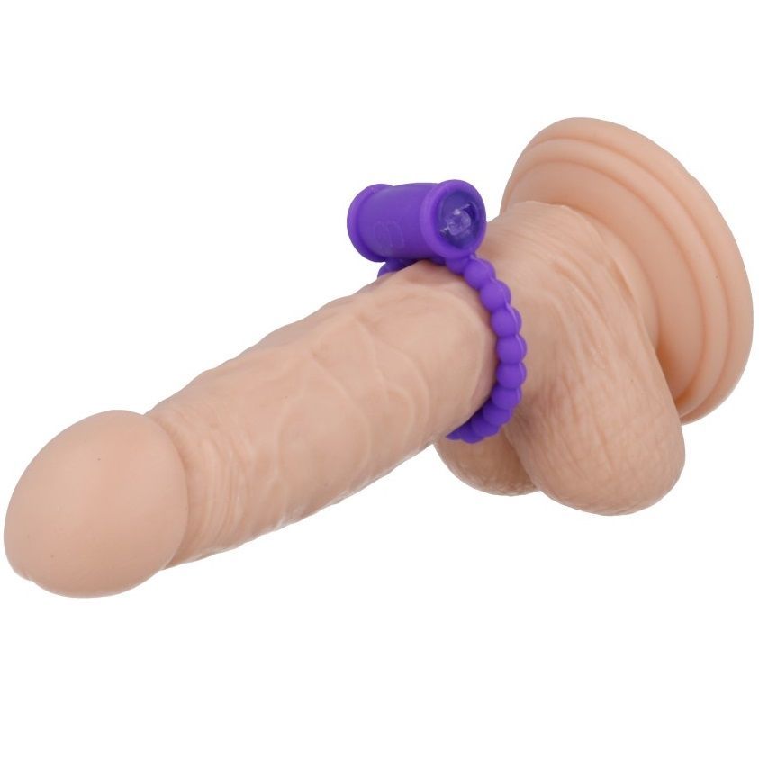 Anello vibrante viola con perline fissato a un modello di pene. Accessorio in alto.
