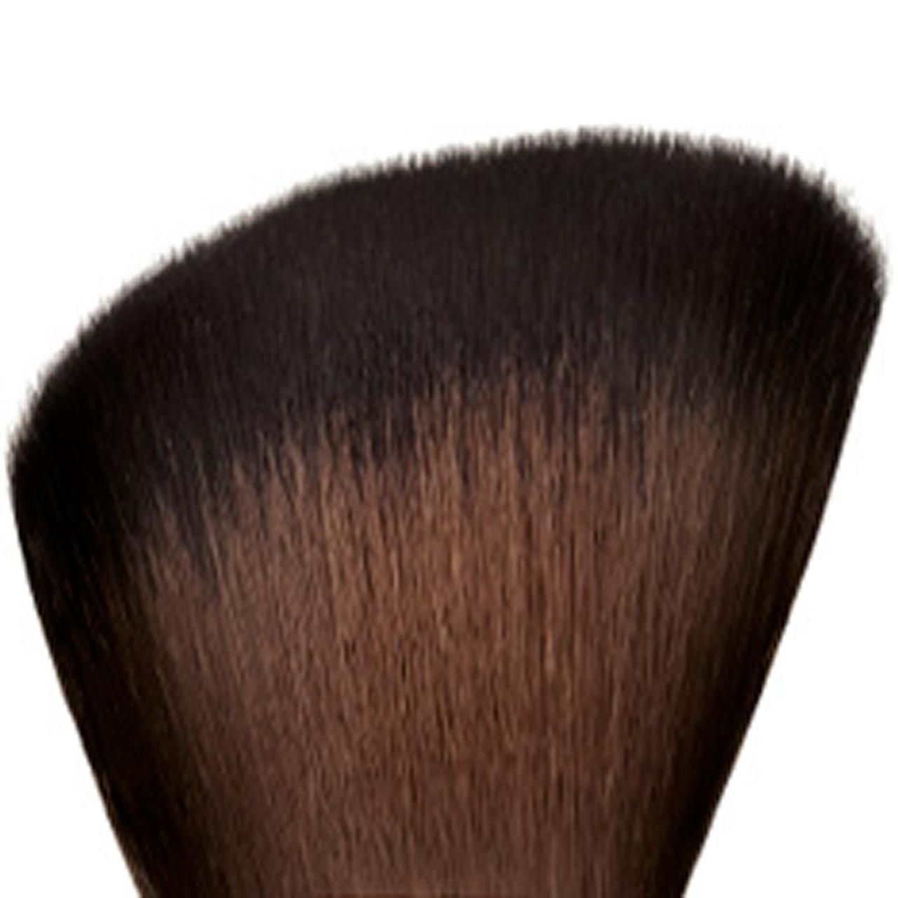 Primo piano delle setole nere di un pennello angolato. Sfumatura da marrone scuro a nero.