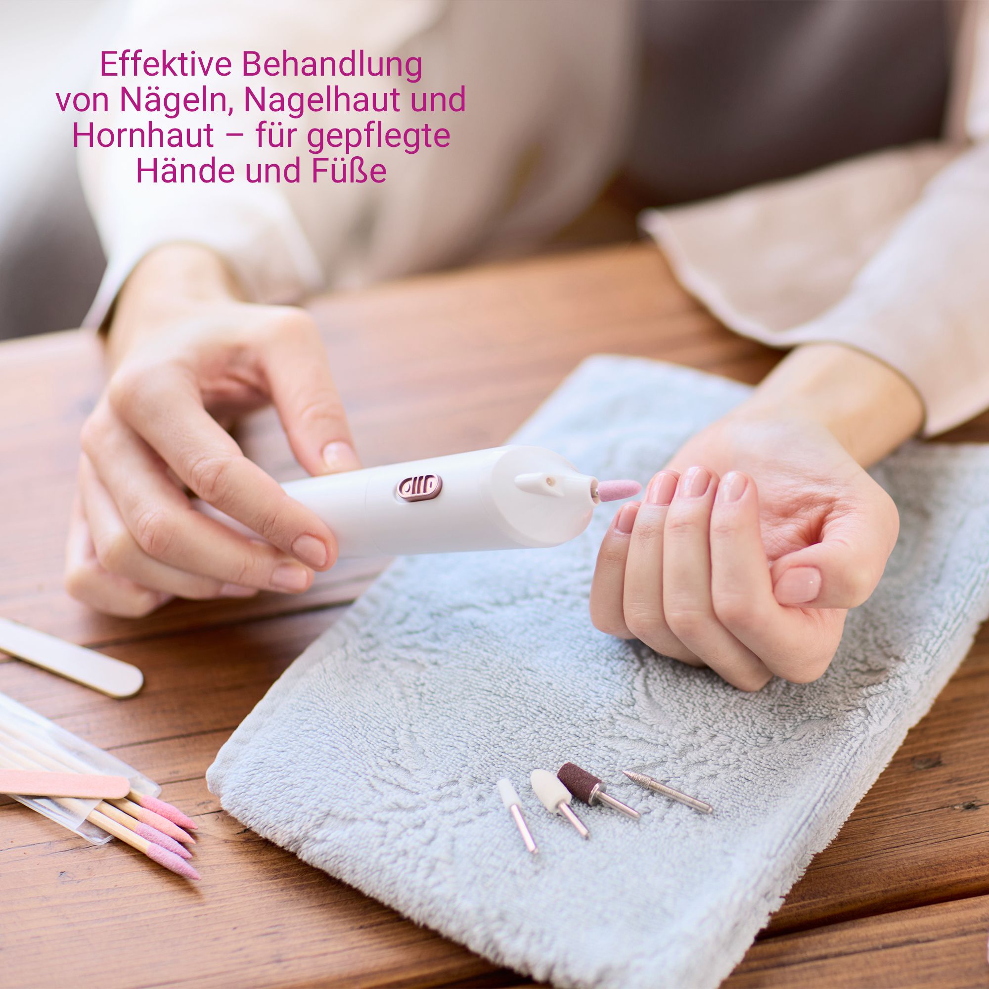 Primo piano: mani che usano il set manicure/pedicure Medisana MP 900.