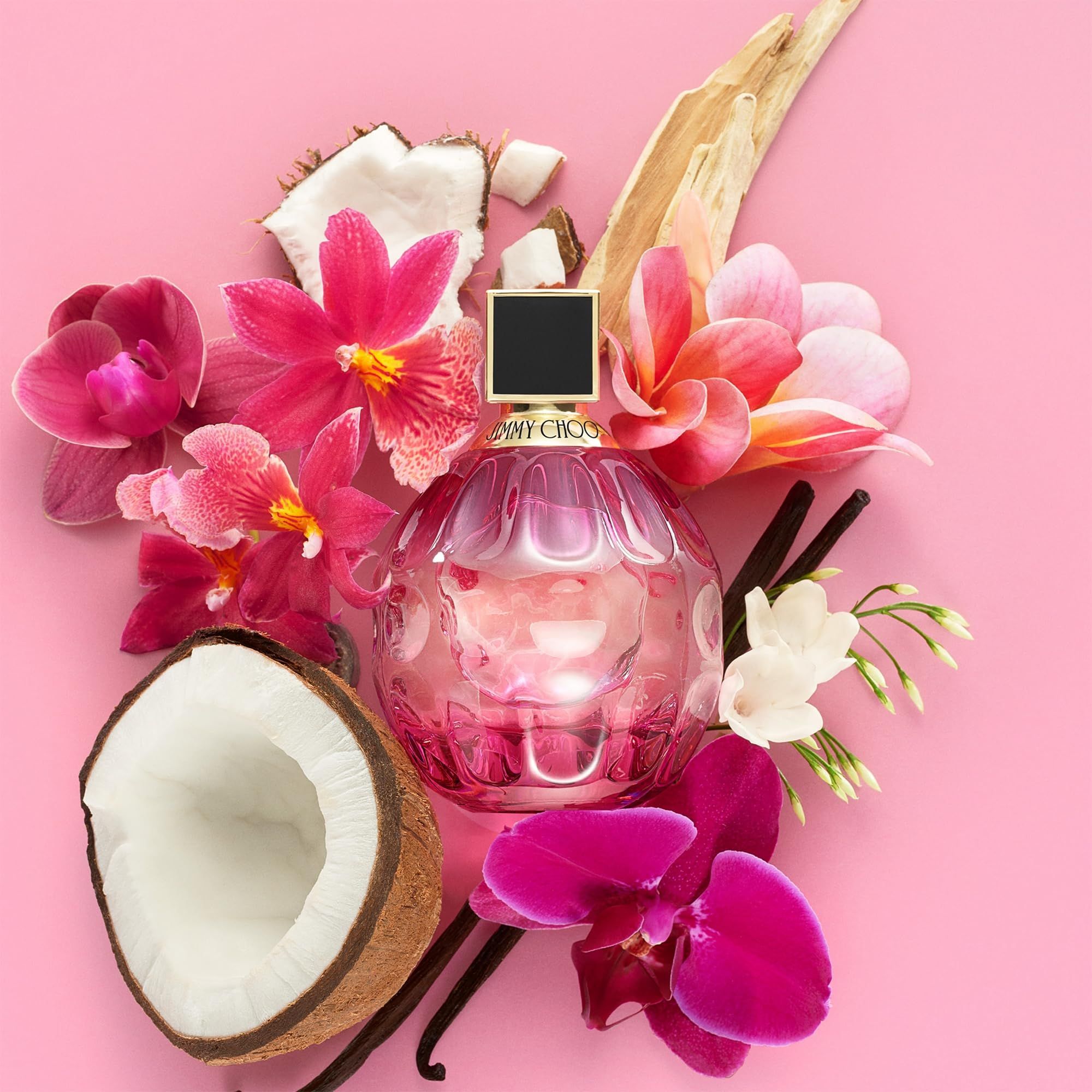 Flacone Jimmy Choo Rose Passion con fiori e cocco su sfondo rosa. Tappo nero.