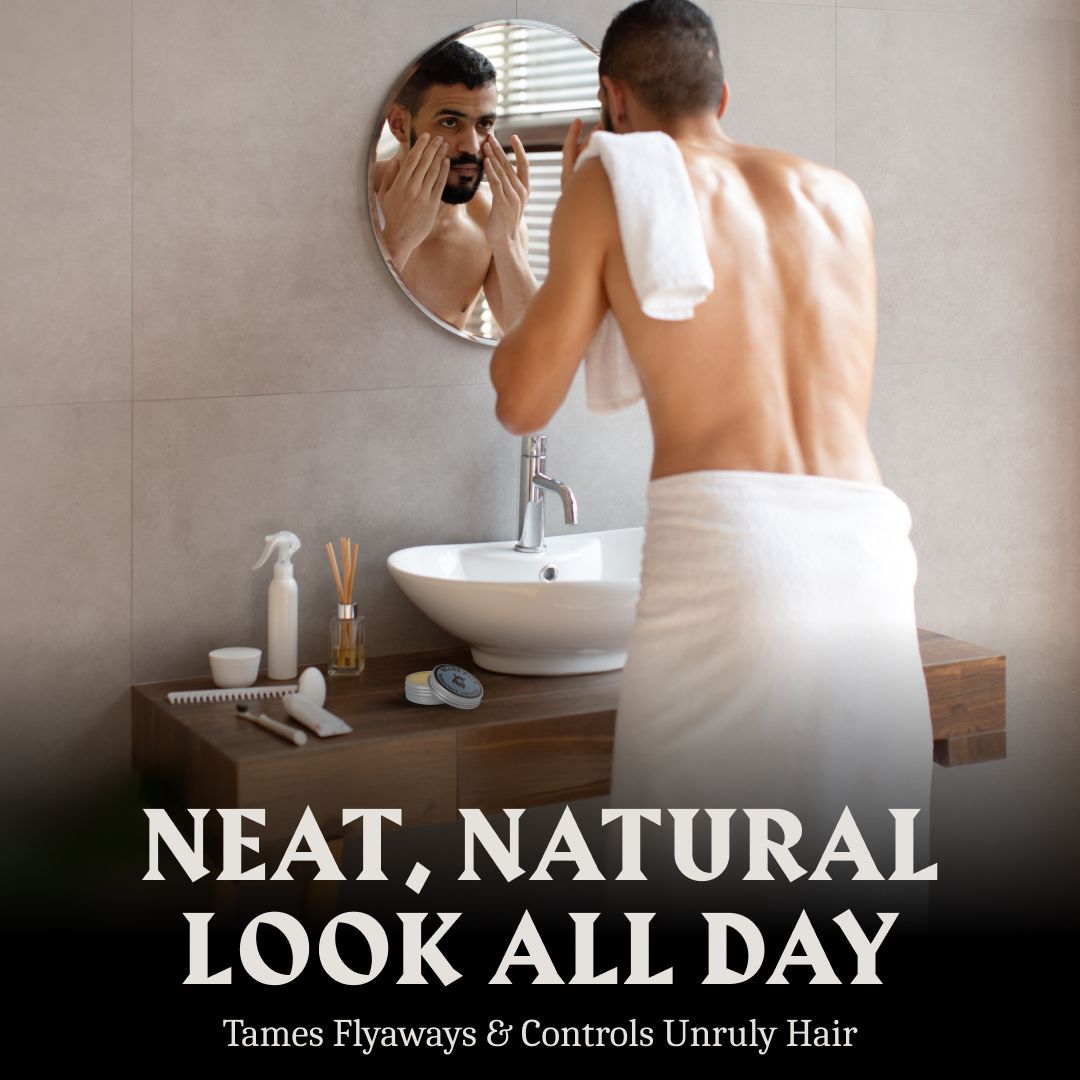 Un uomo in bagno si guarda allo specchio, indossa un asciugamano.