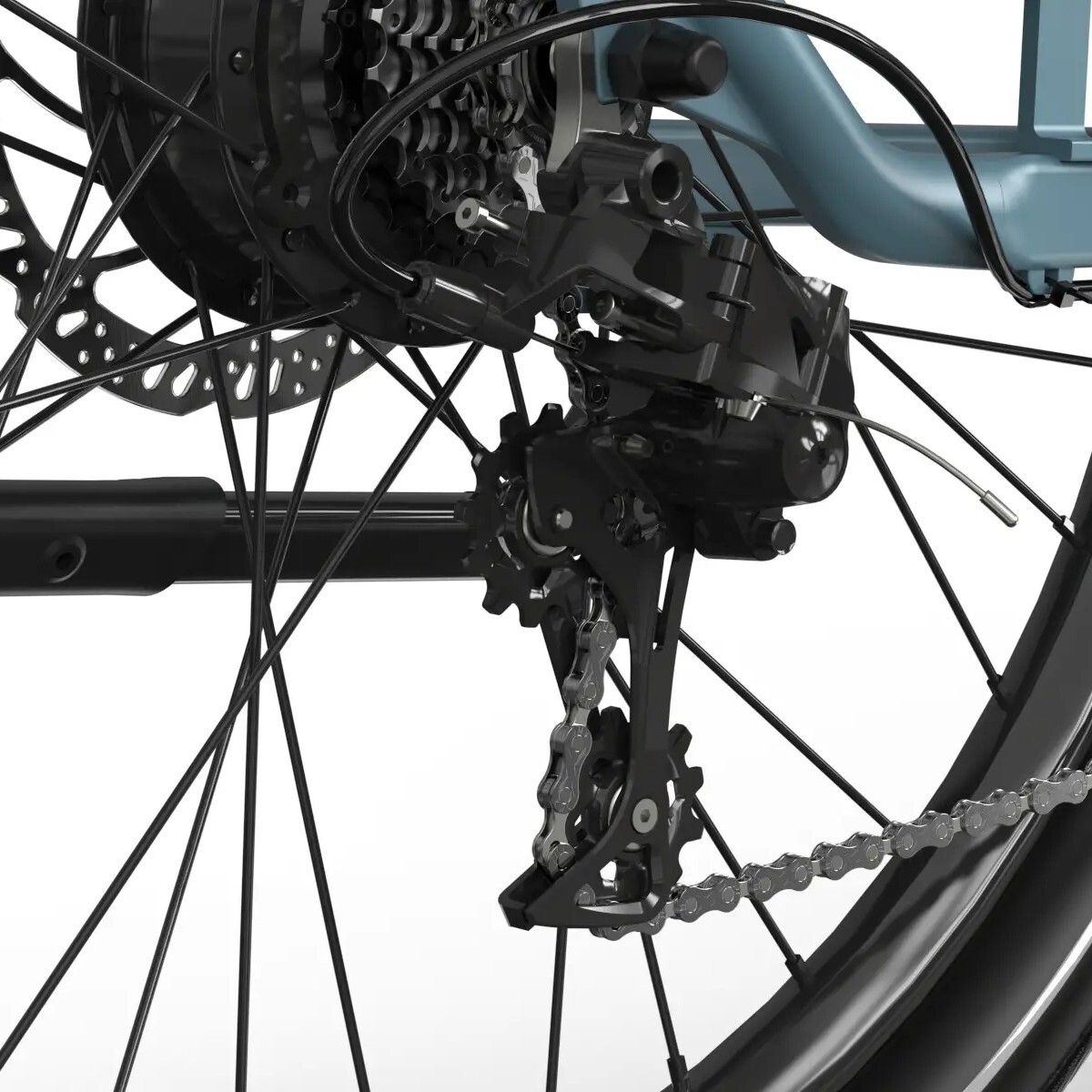 Primo piano della ruota posteriore di una e-bike. Ingranaggi neri, catena e disco freno.